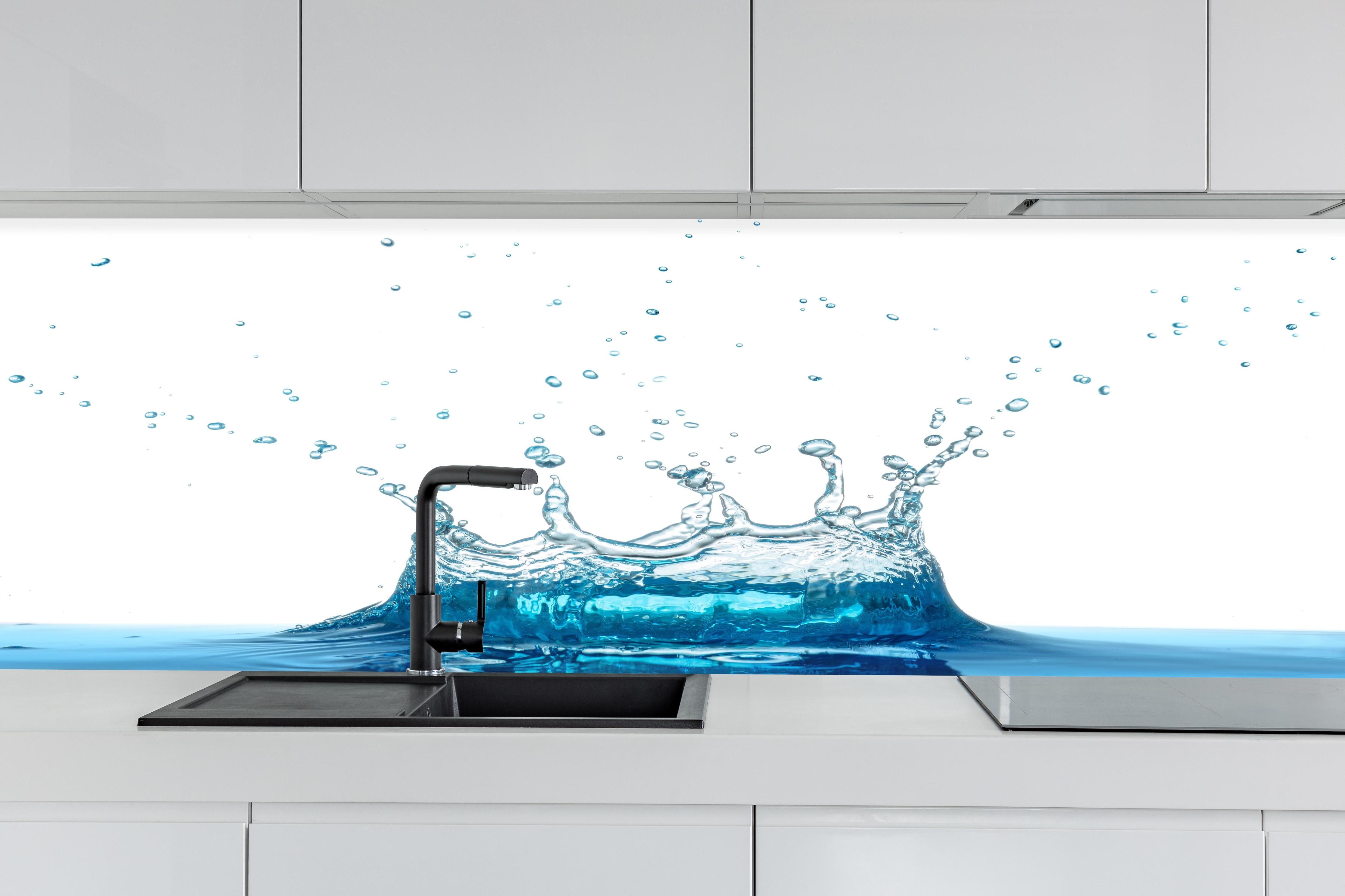 Küche - Wassersplash in Blau und Weiß hinter weißen Hochglanz-Küchenregalen und schwarzem Wasserhahn