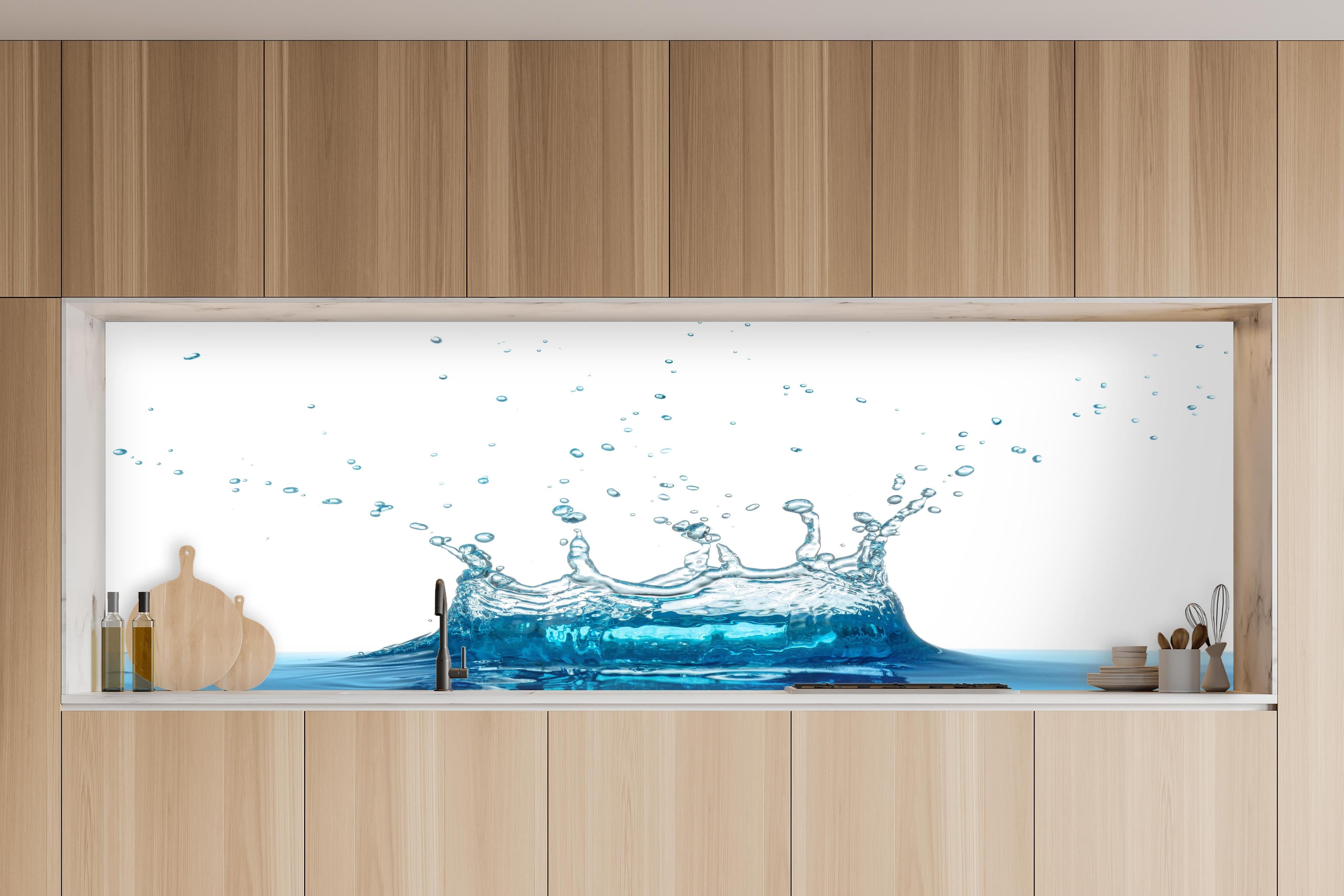 Küche - Wassersplash in Blau und Weiß in charakteristischer Vollholz-Küche mit modernem Gasherd