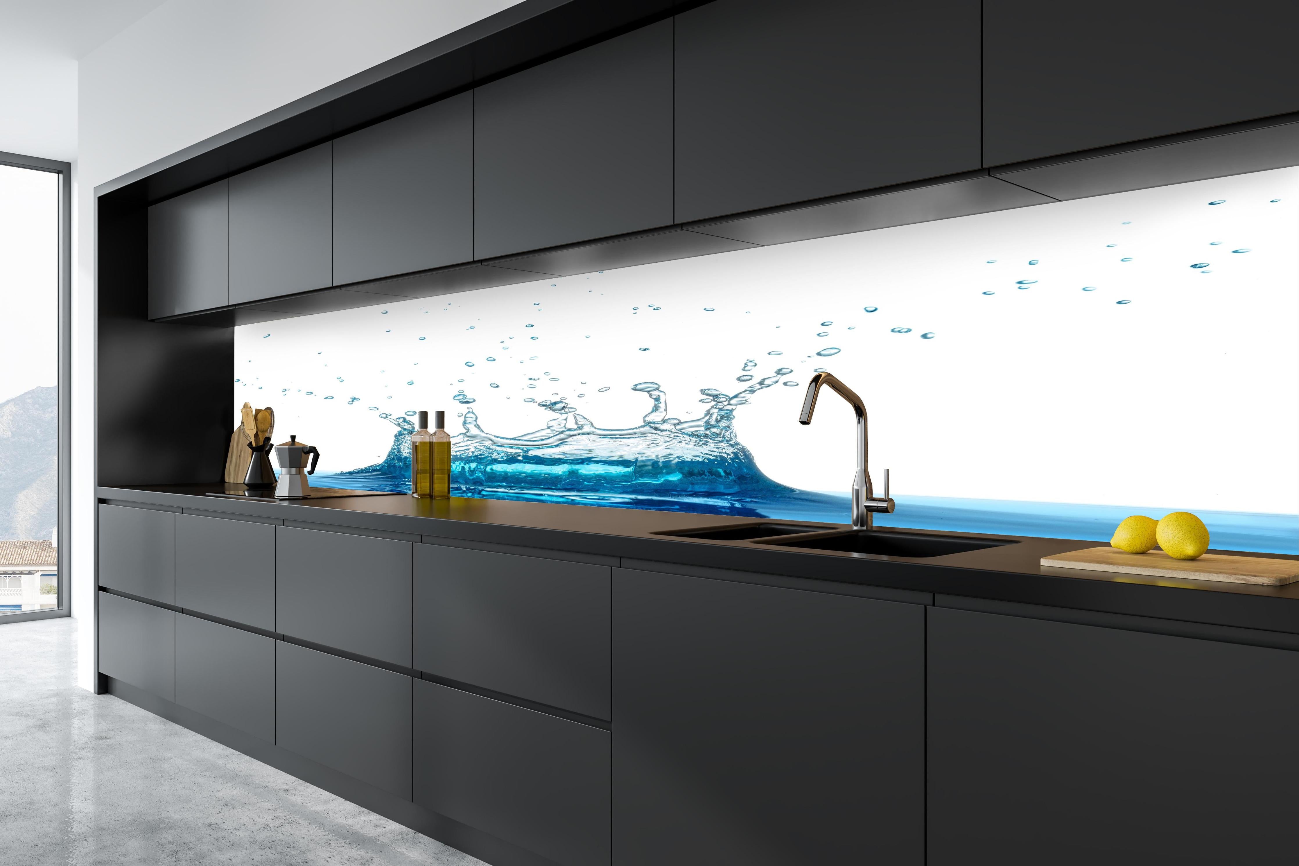 Küche - Wassersplash in Blau und Weiß in tiefschwarzer matt-premium Einbauküche