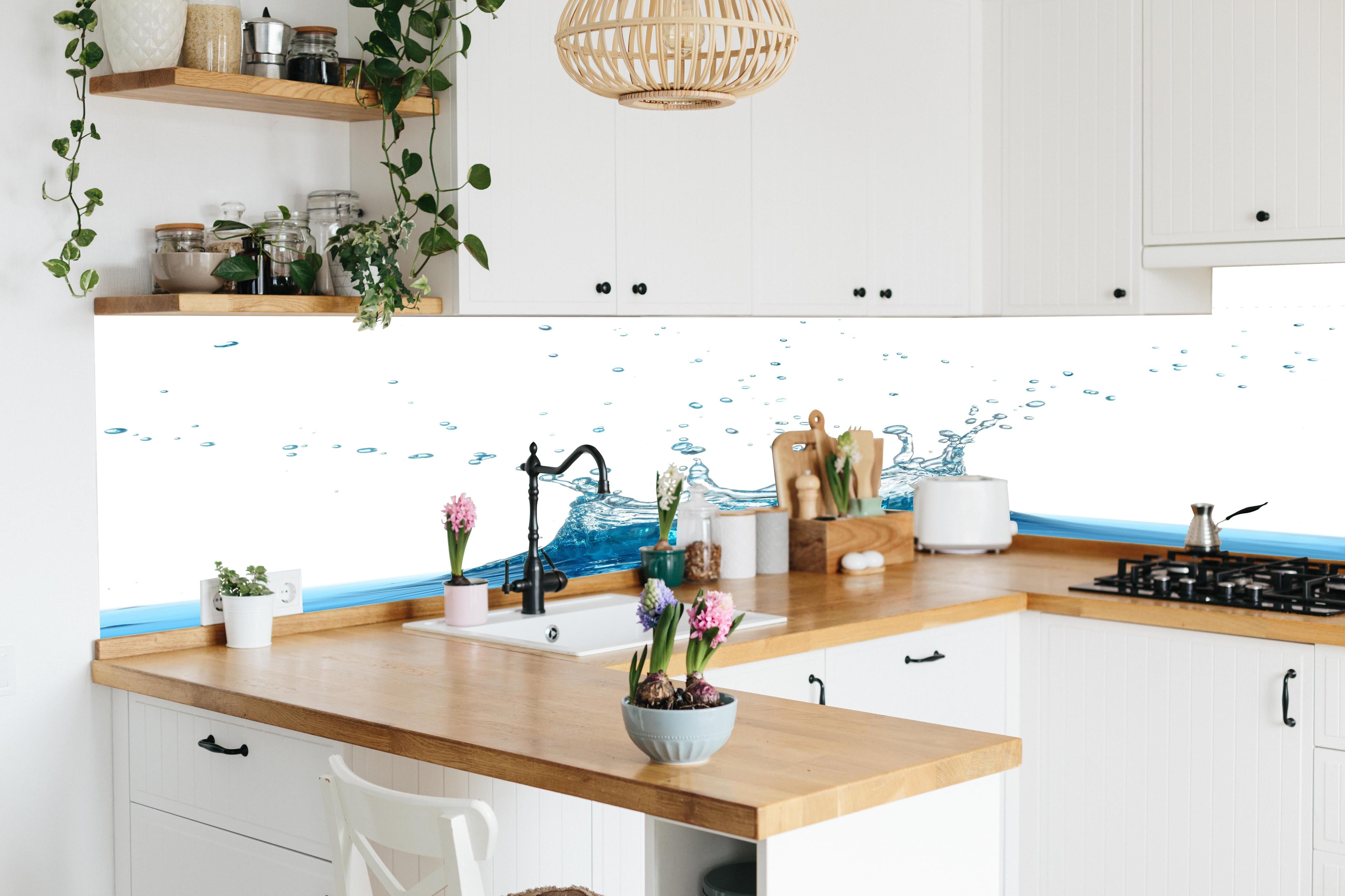 Küche - Wassersplash in Blau und Weiß in lebendiger Küche mit bunten Blumen