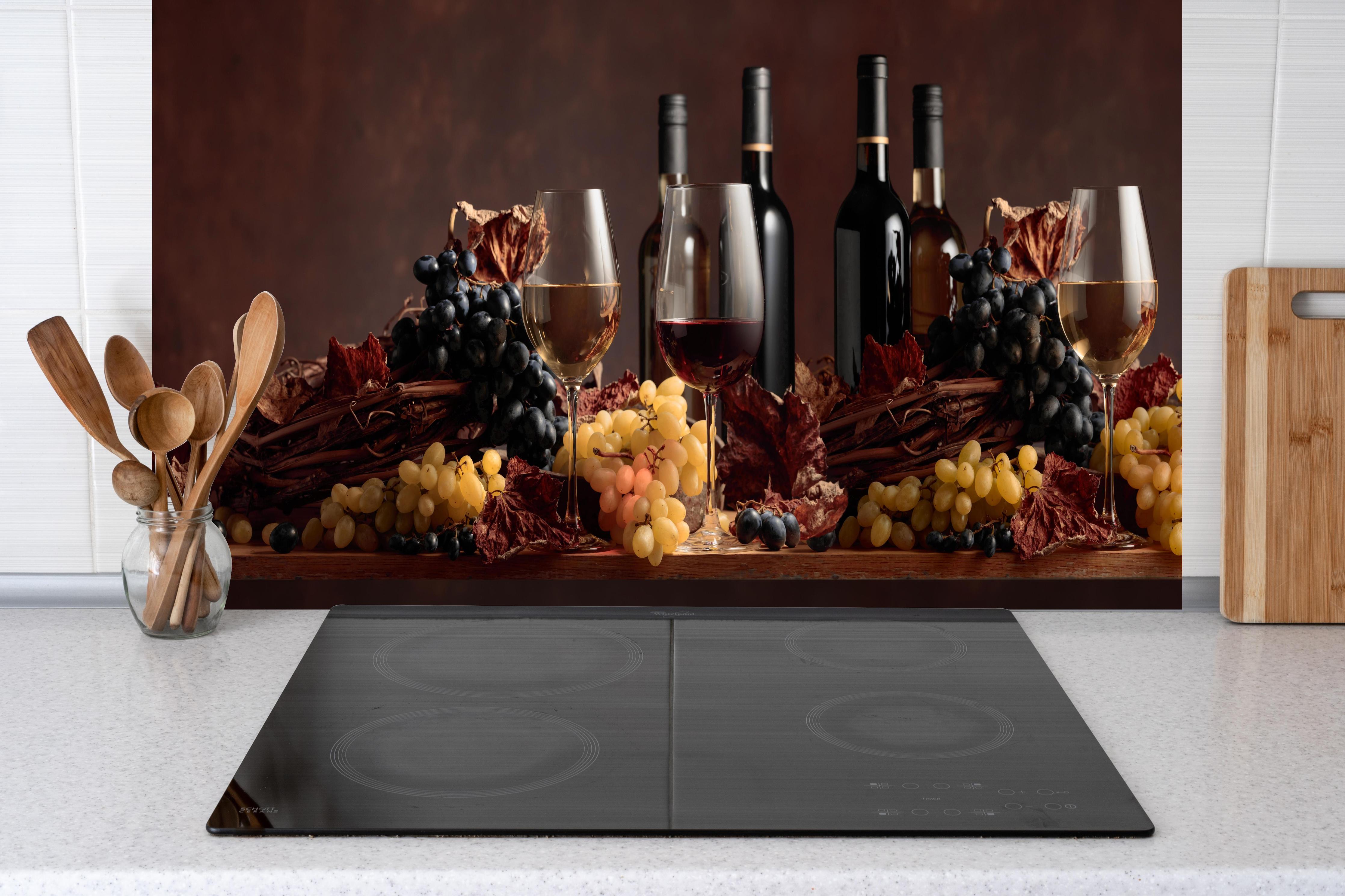 Küche - Weintrauben & Flaschen Rot-Braun hinter Cerankochfeld und Holz-Kochutensilien