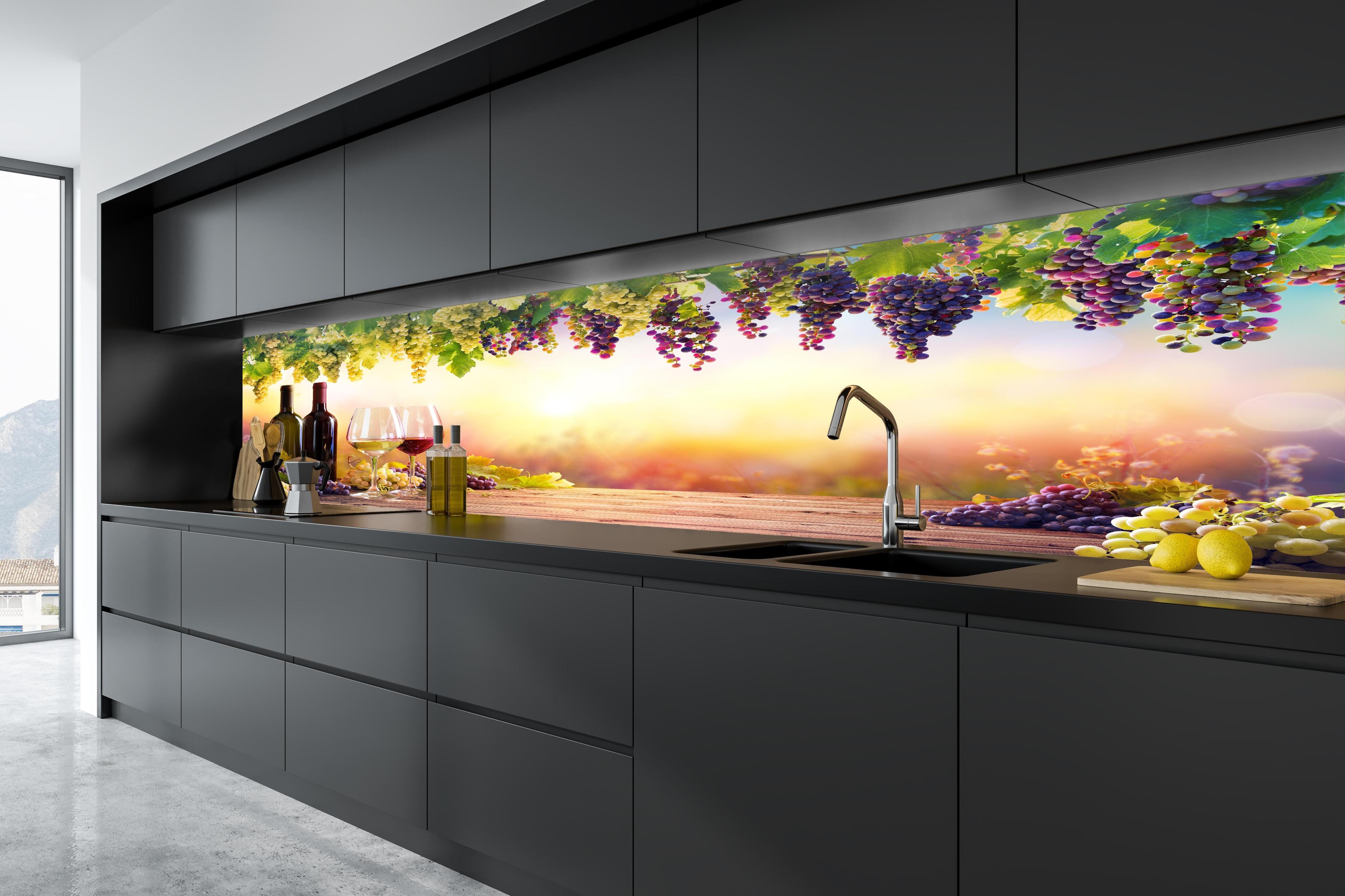 Küche - Weintrauben und Sonnenuntergang in tiefschwarzer matt-premium Einbauküche