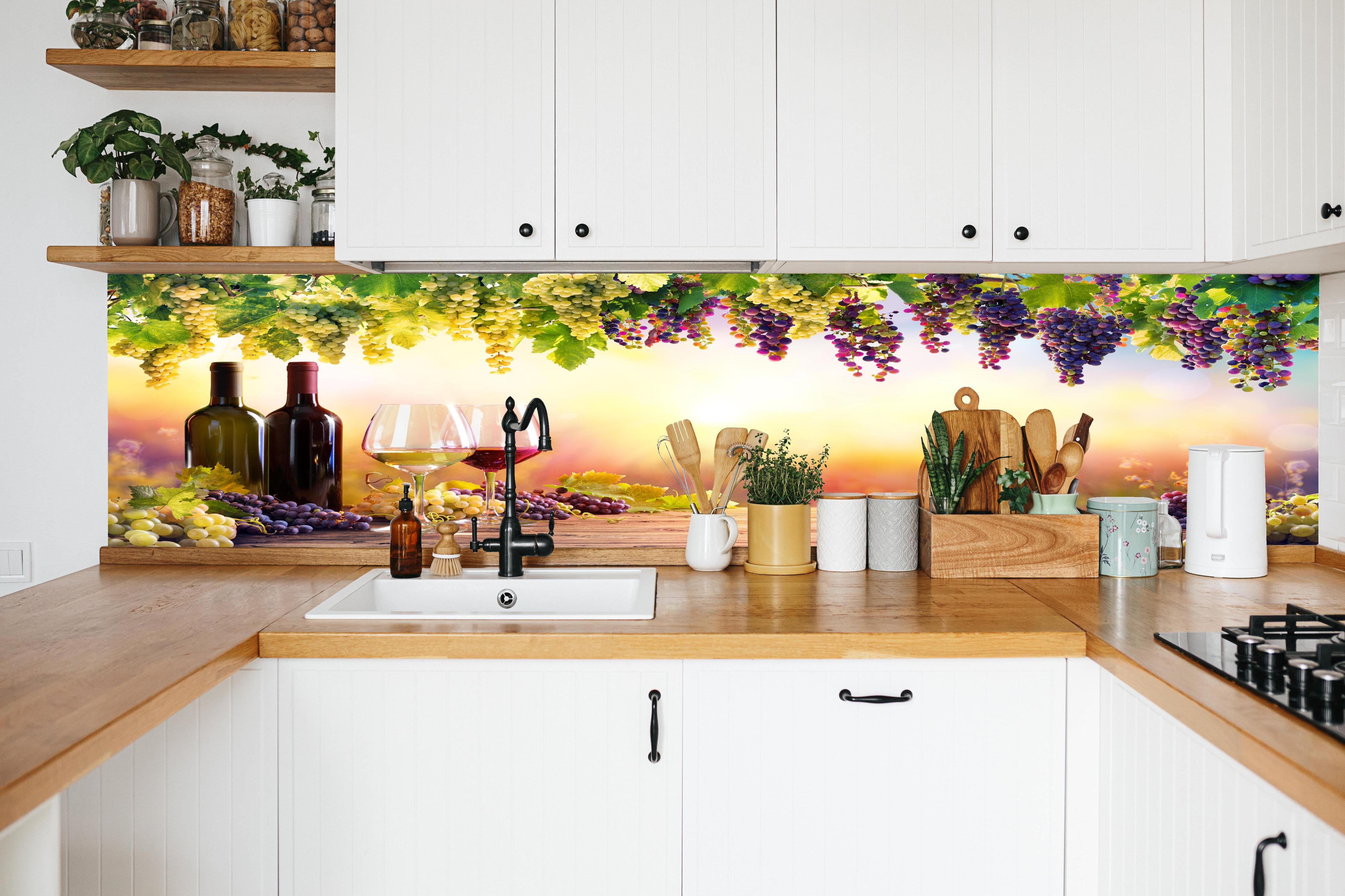 Küche - Weintrauben und Sonnenuntergang in weißer Küche hinter Gewürzen und Kochlöffeln aus Holz