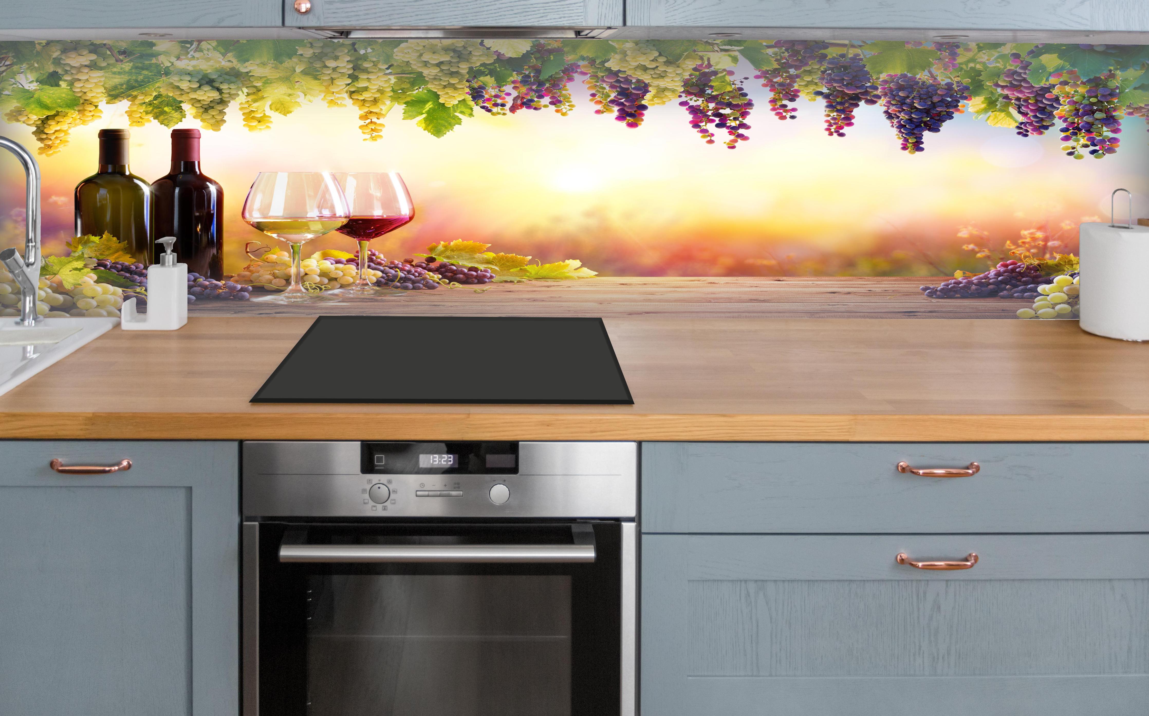 Küche - Weintrauben und Sonnenuntergang über polierter Holzarbeitsplatte mit Cerankochfeld