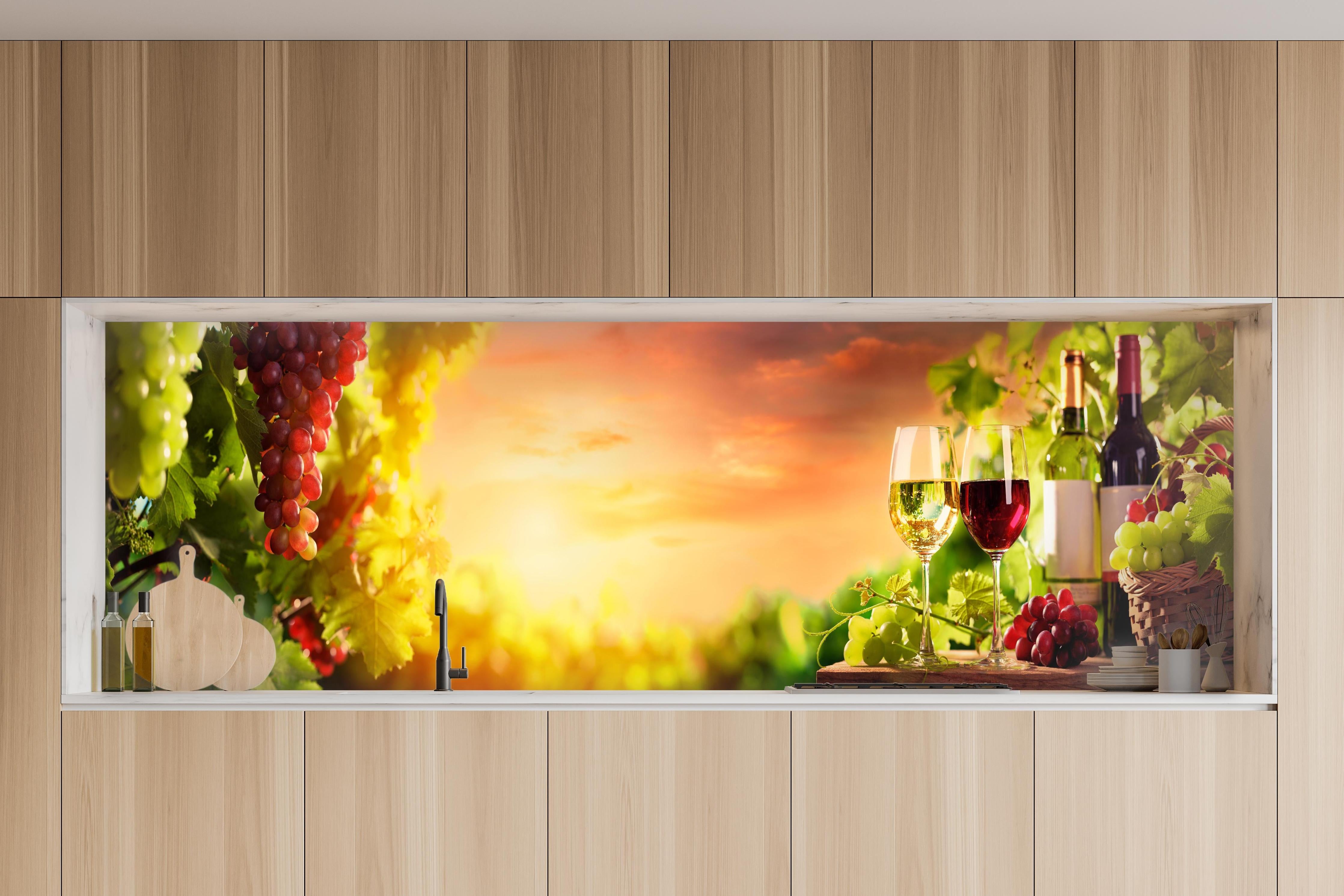 Küche - Weintrauben und Wein im Sonnenuntergang in charakteristischer Vollholz-Küche mit modernem Gasherd