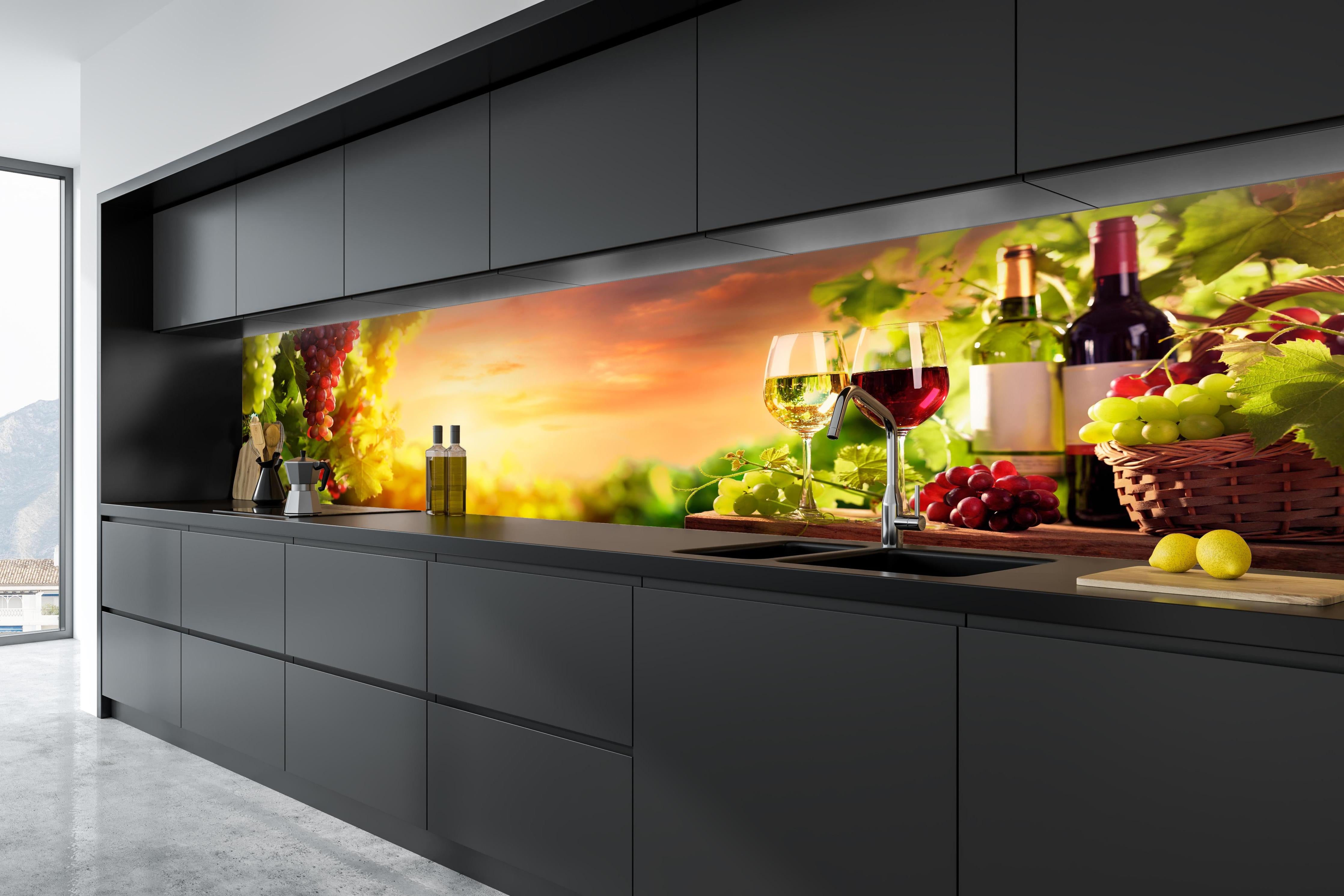 Küche - Weintrauben und Wein im Sonnenuntergang in tiefschwarzer matt-premium Einbauküche