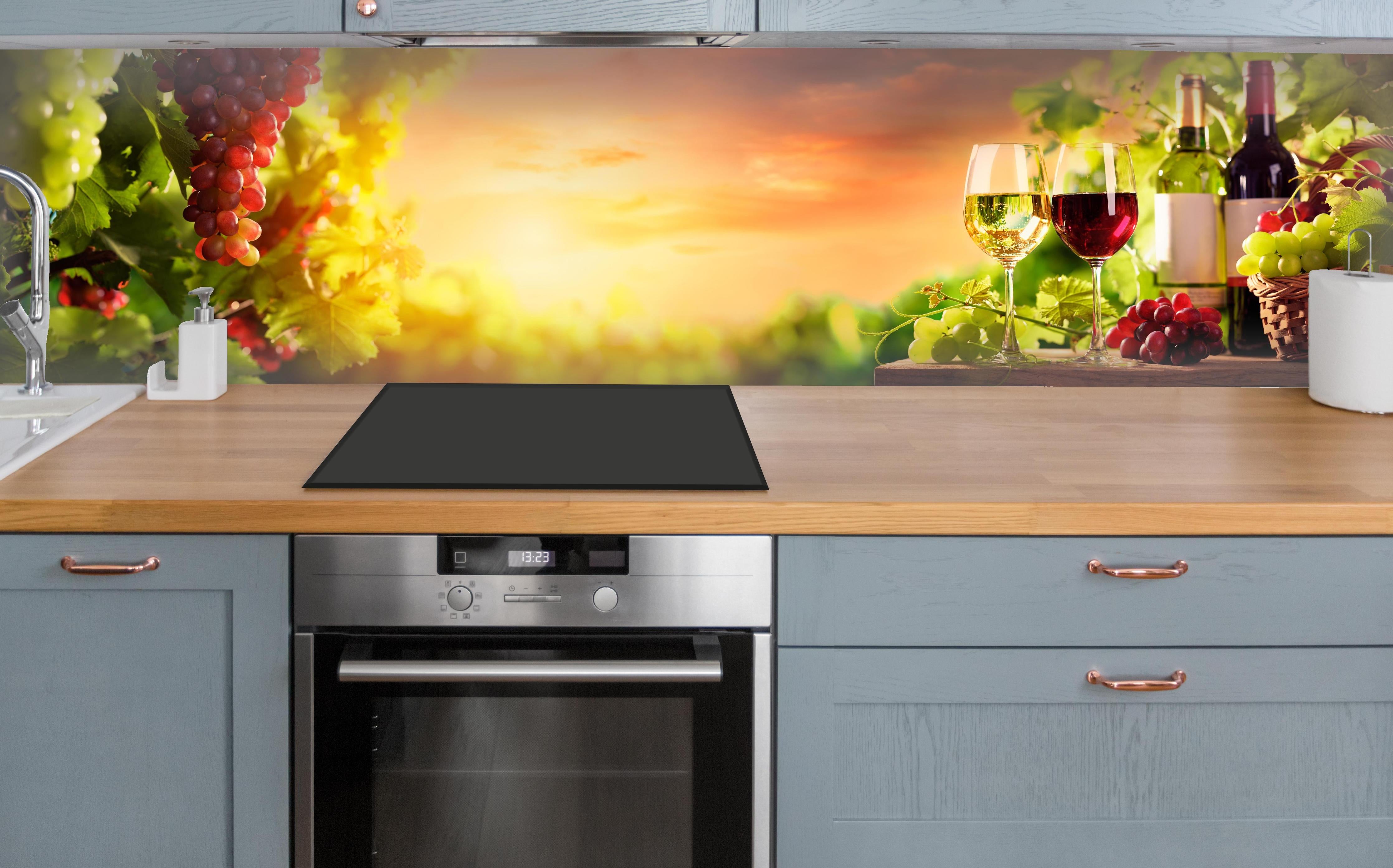 Küche - Weintrauben und Wein im Sonnenuntergang über polierter Holzarbeitsplatte mit Cerankochfeld