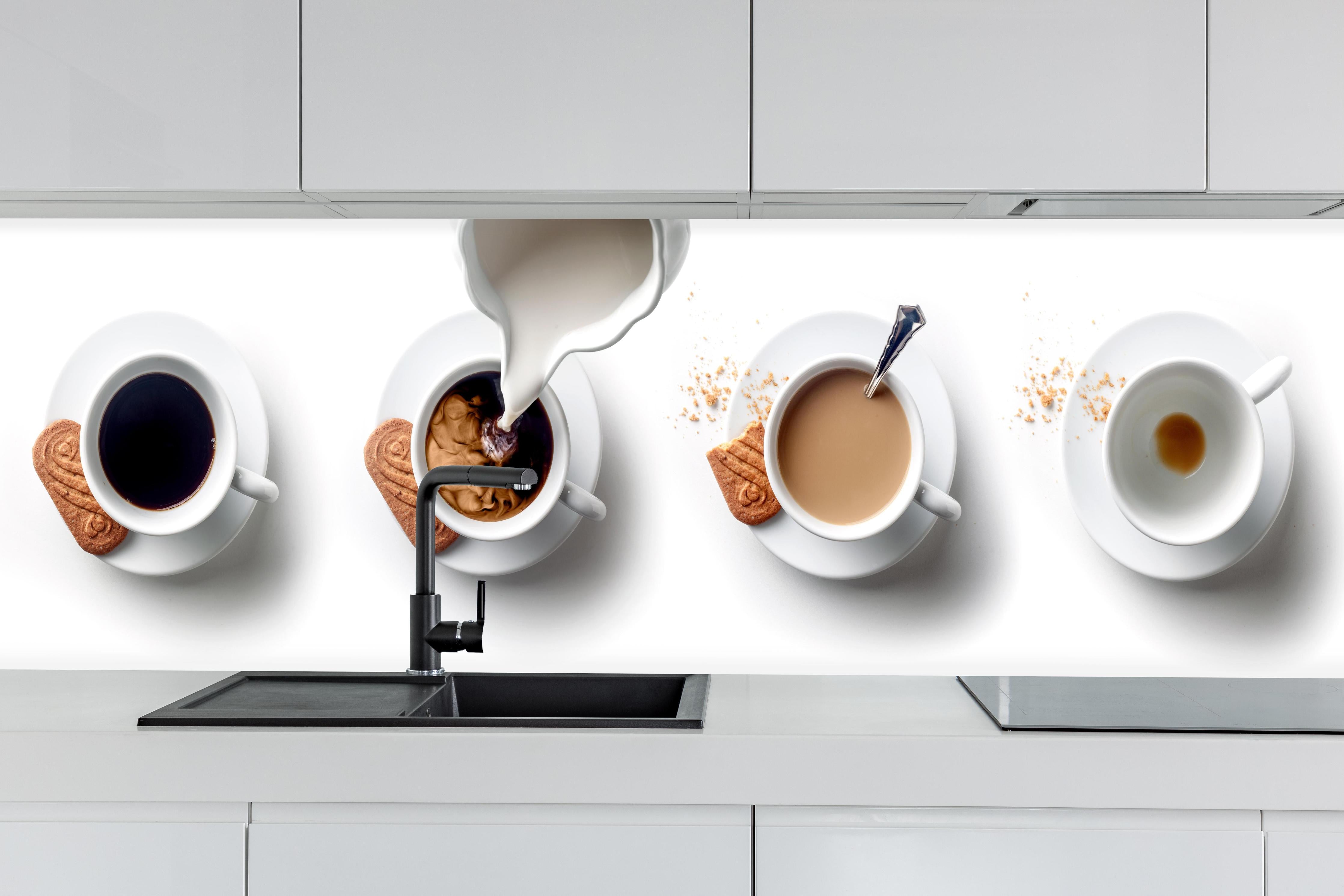 Küche - Weiß-Braun Kaffee-Variationen hinter weißen Hochglanz-Küchenregalen und schwarzem Wasserhahn