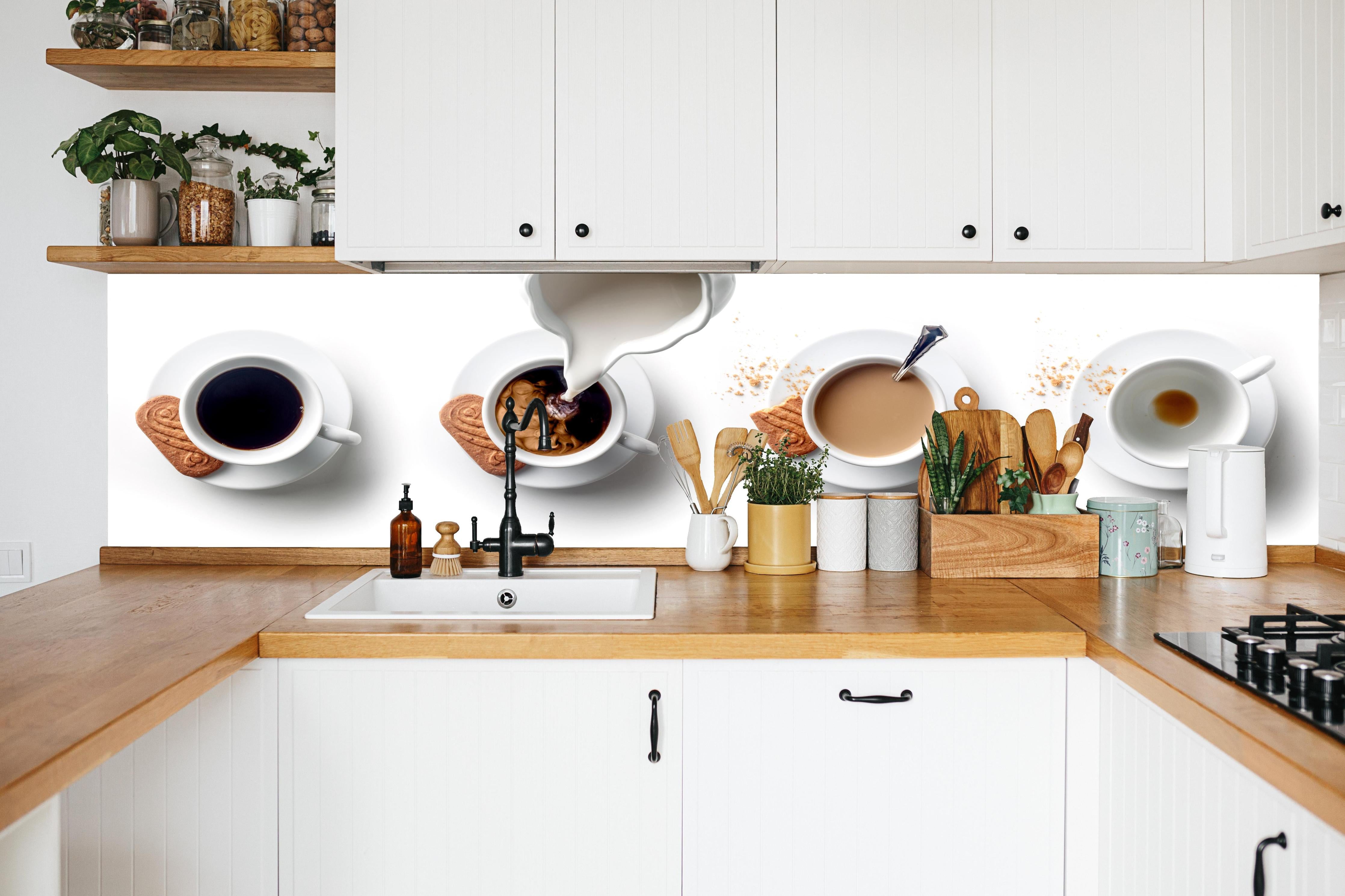 Küche - Weiß-Braun Kaffee-Variationen in weißer Küche hinter Gewürzen und Kochlöffeln aus Holz