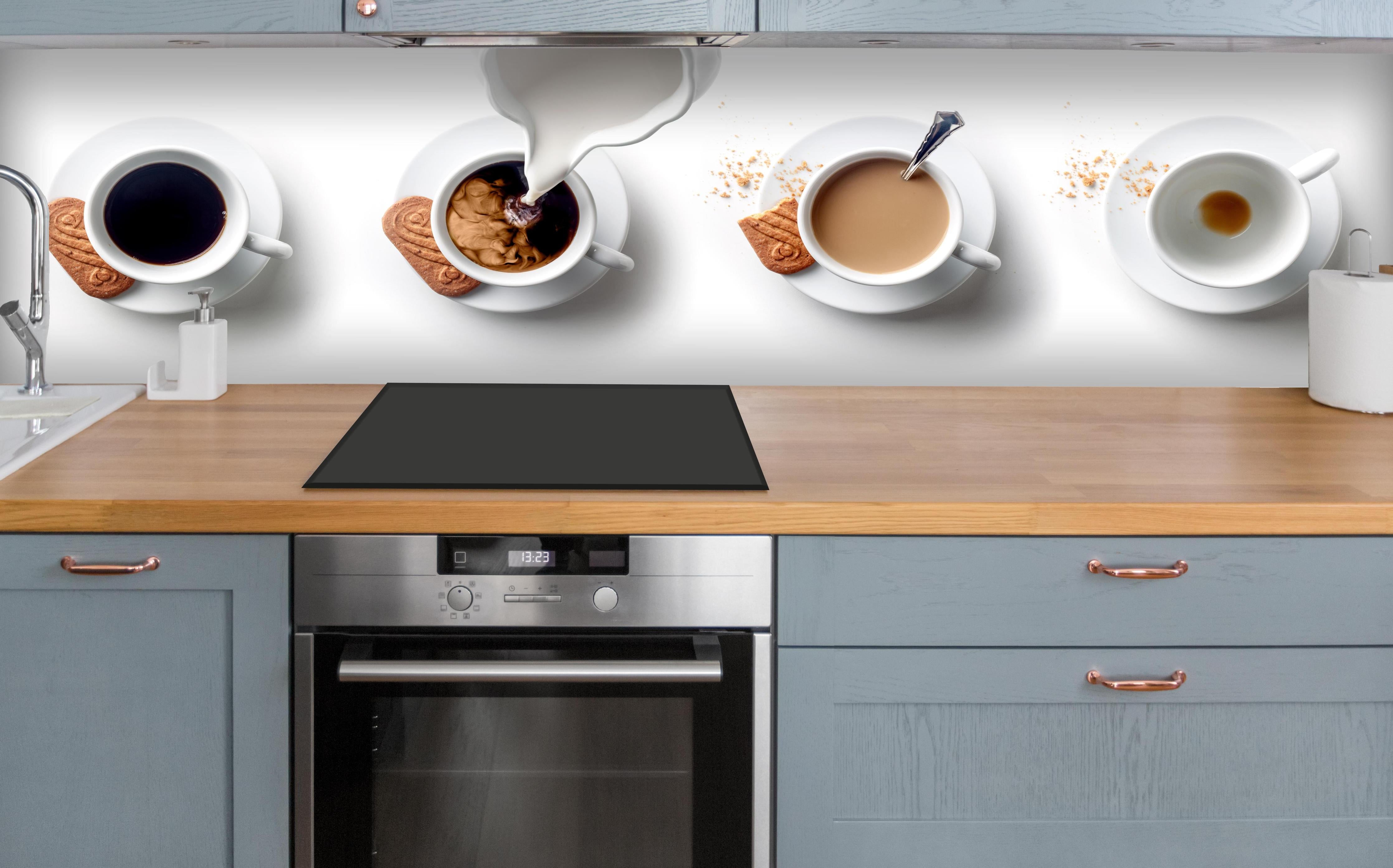 Küche - Weiß-Braun Kaffee-Variationen über polierter Holzarbeitsplatte mit Cerankochfeld