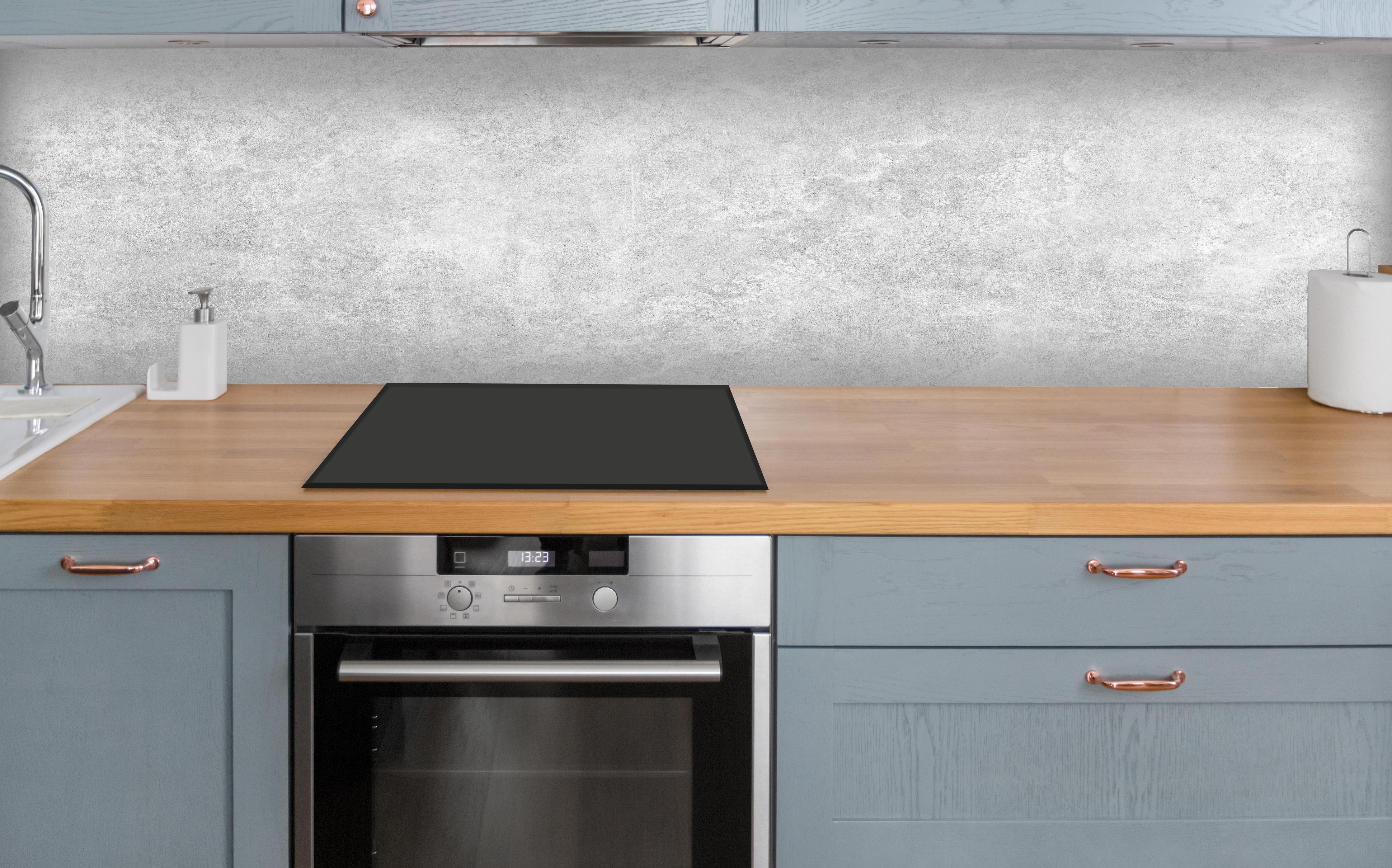 Küche - Weiß-Grau Betonstruktur über polierter Holzarbeitsplatte mit Cerankochfeld