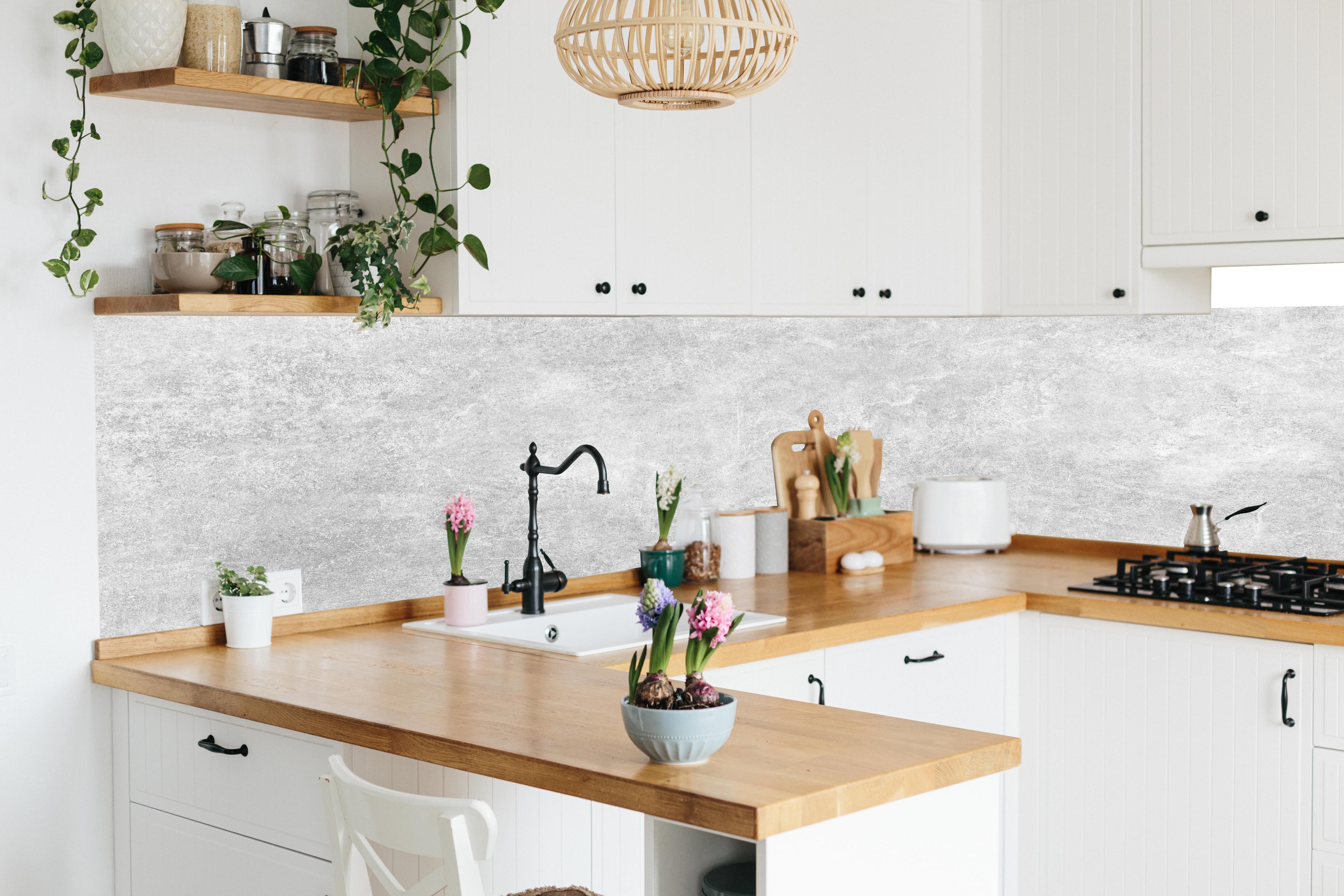 Küche - Weiß-Grau Betonstruktur in lebendiger Küche mit bunten Blumen