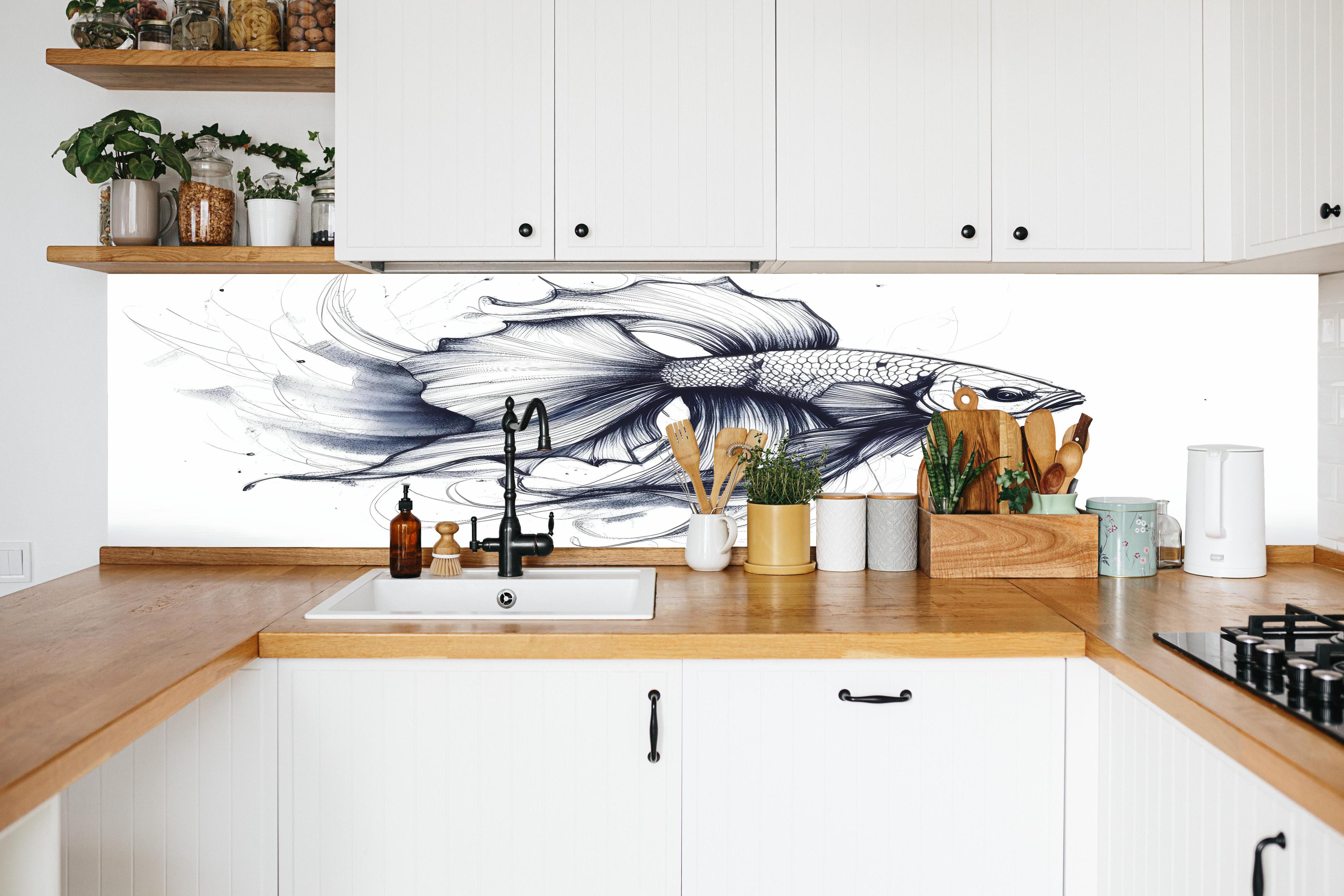 Küche - Weiß-Grau Betta-Fisch Illustration in weißer Küche hinter Gewürzen und Kochlöffeln aus Holz