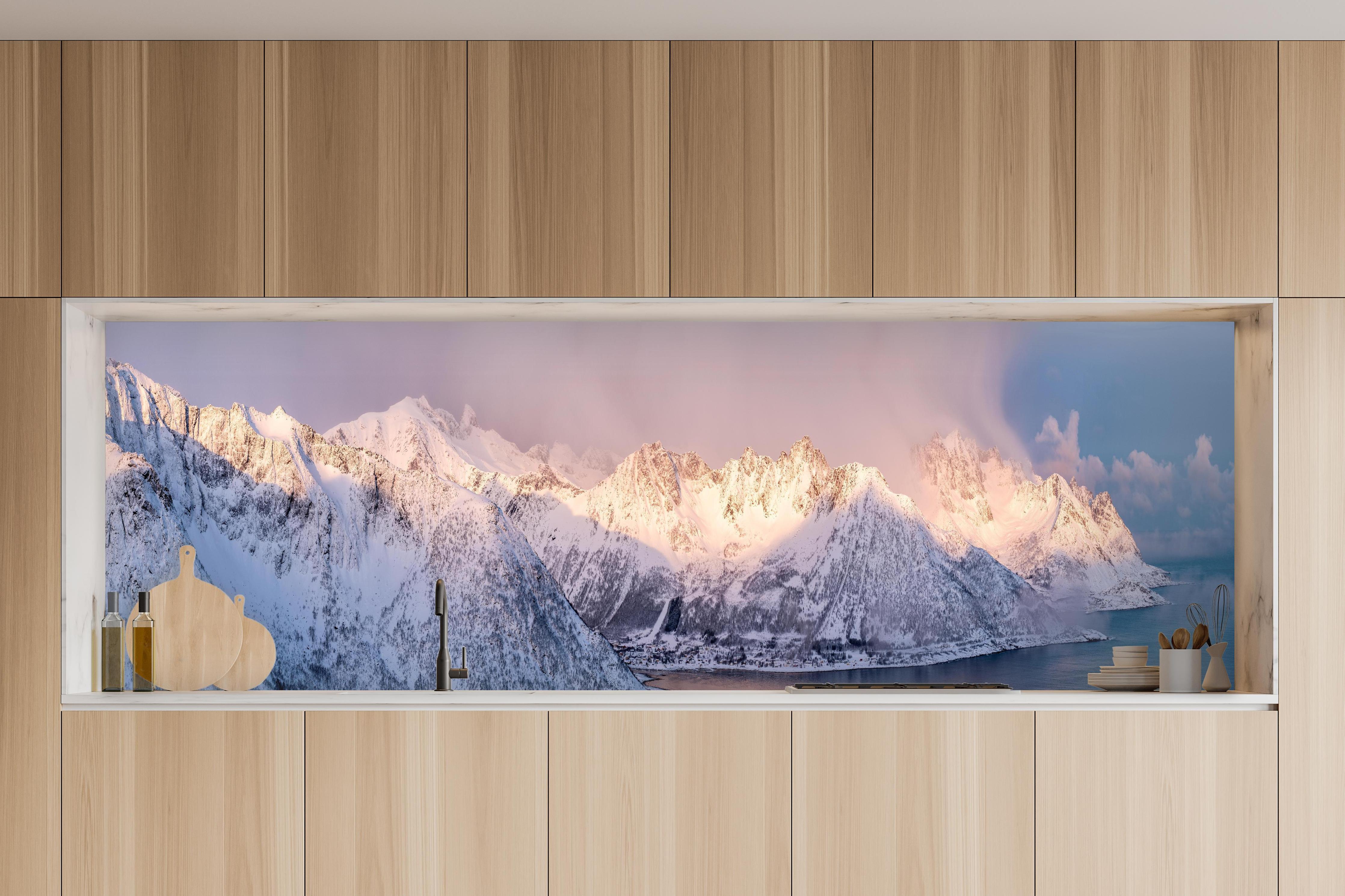Küche - Weiß-Grau-Blau Bergpanorama Norwegen in charakteristischer Vollholz-Küche mit modernem Gasherd