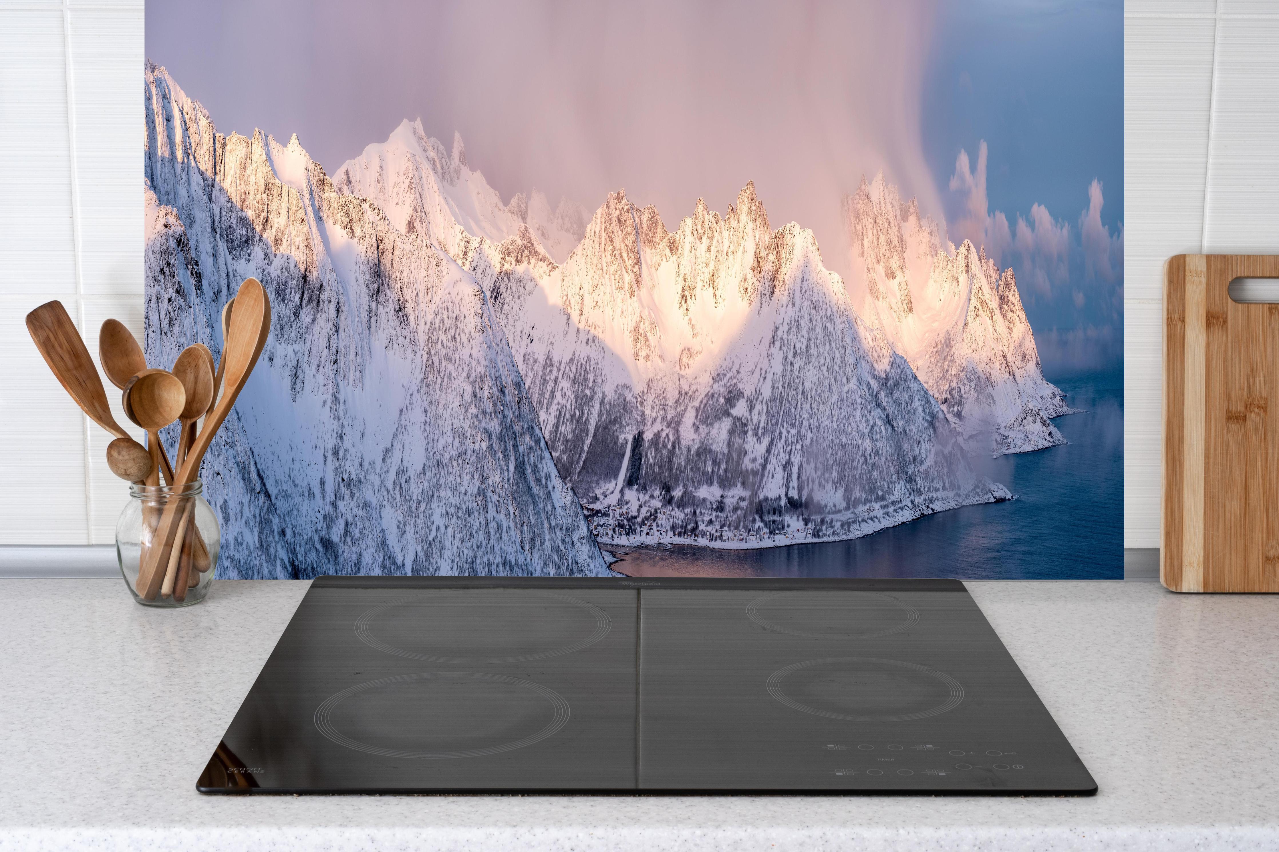 Küche - Weiß-Grau-Blau Bergpanorama Norwegen hinter Cerankochfeld und Holz-Kochutensilien