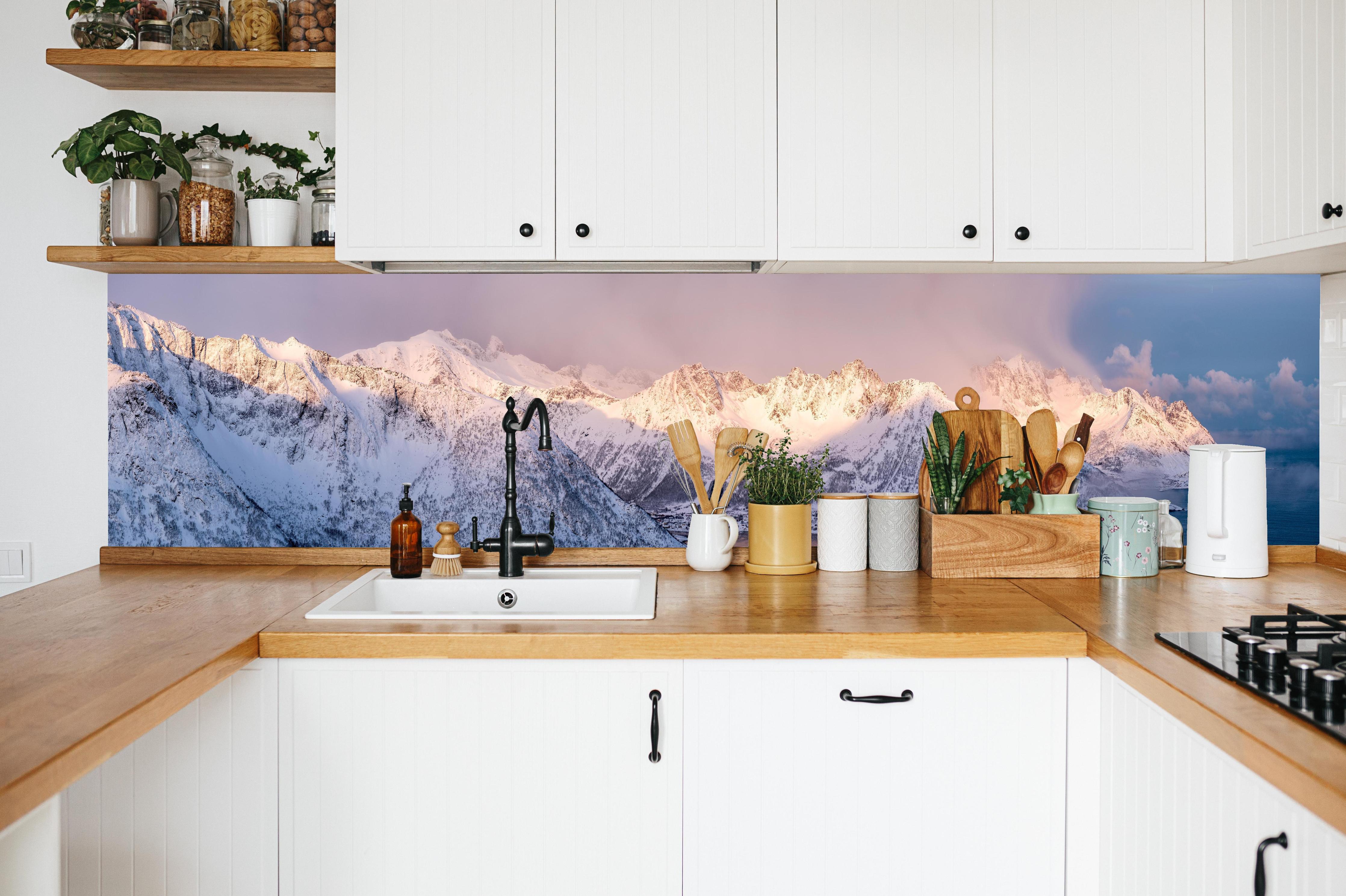 Küche - Weiß-Grau-Blau Bergpanorama Norwegen in weißer Küche hinter Gewürzen und Kochlöffeln aus Holz