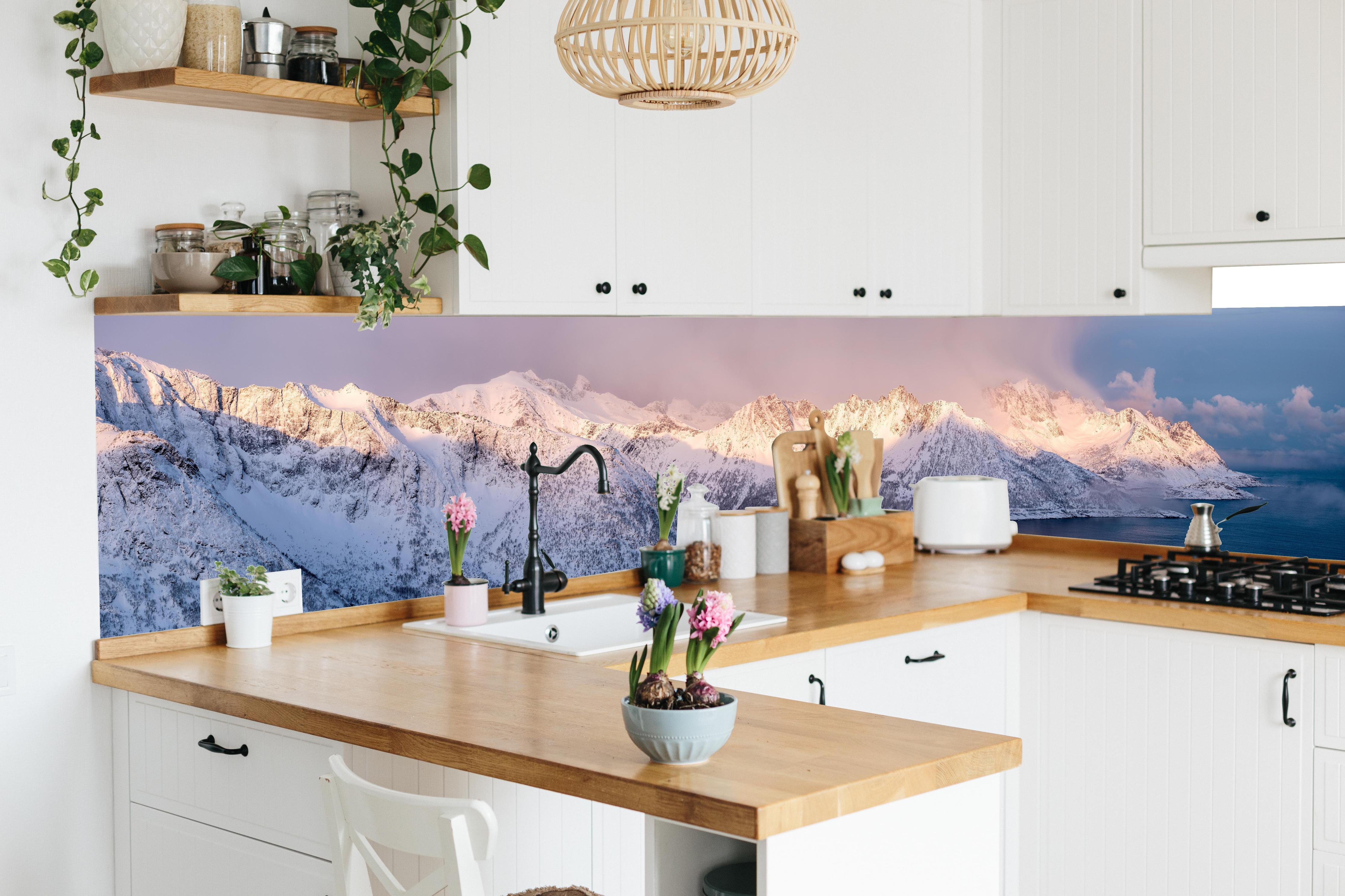 Küche - Weiß-Grau-Blau Bergpanorama Norwegen in lebendiger Küche mit bunten Blumen