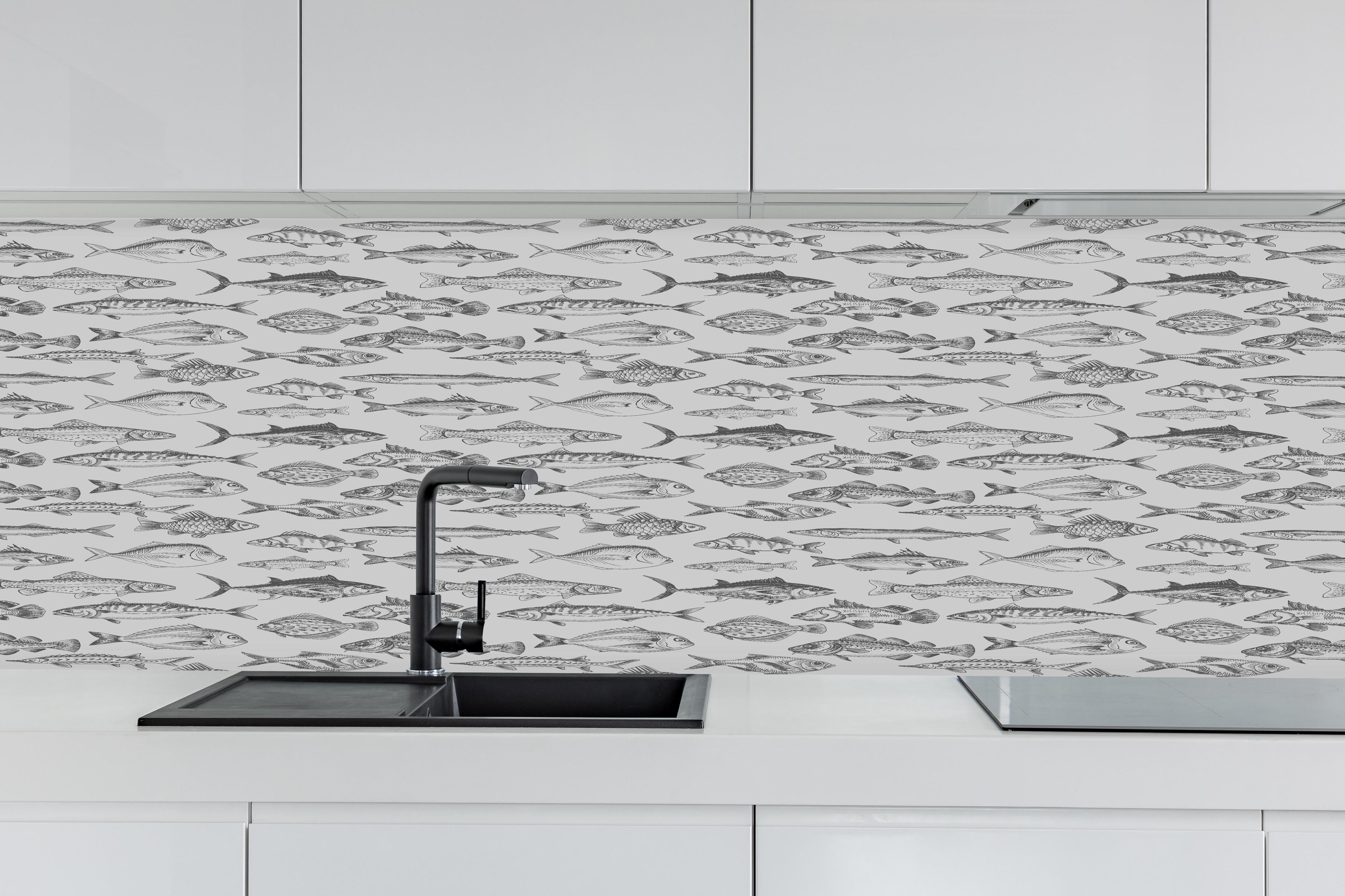 Küche - Weiß-Grau Fischmuster hinter weißen Hochglanz-Küchenregalen und schwarzem Wasserhahn