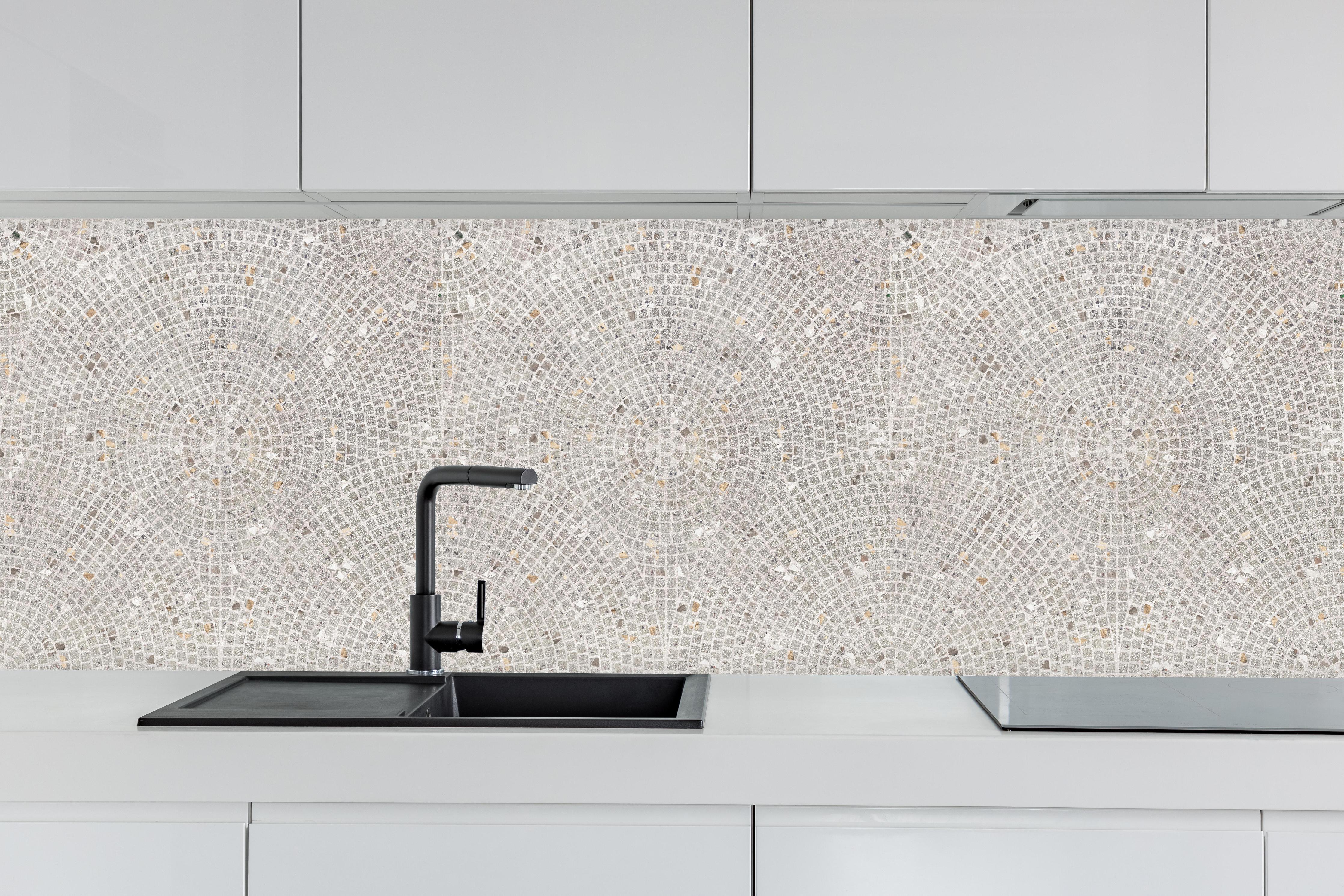 Küche - Weiß-Grau Mosaikstein Muster hinter weißen Hochglanz-Küchenregalen und schwarzem Wasserhahn