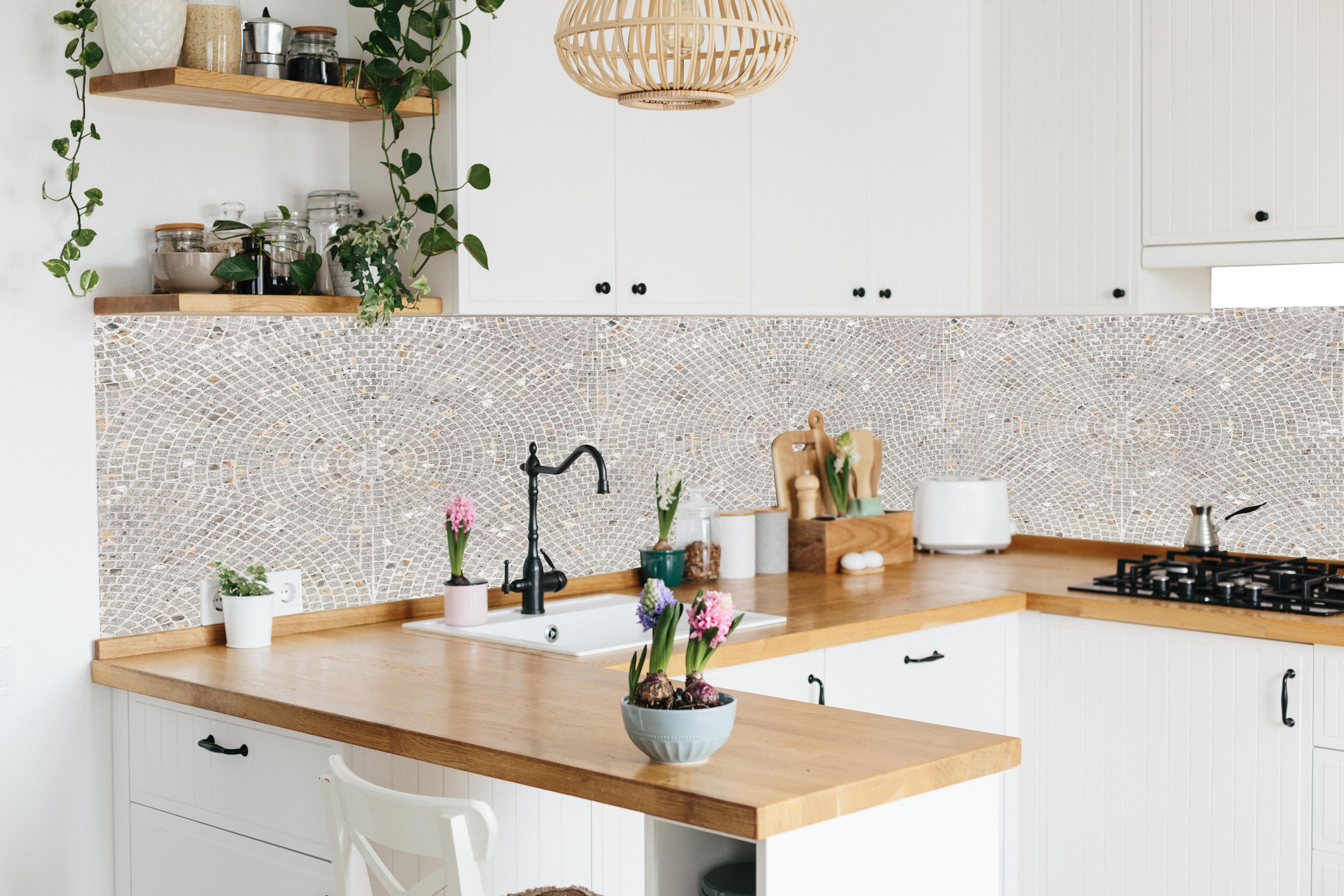 Küche - Weiß-Grau Mosaikstein Muster in lebendiger Küche mit bunten Blumen