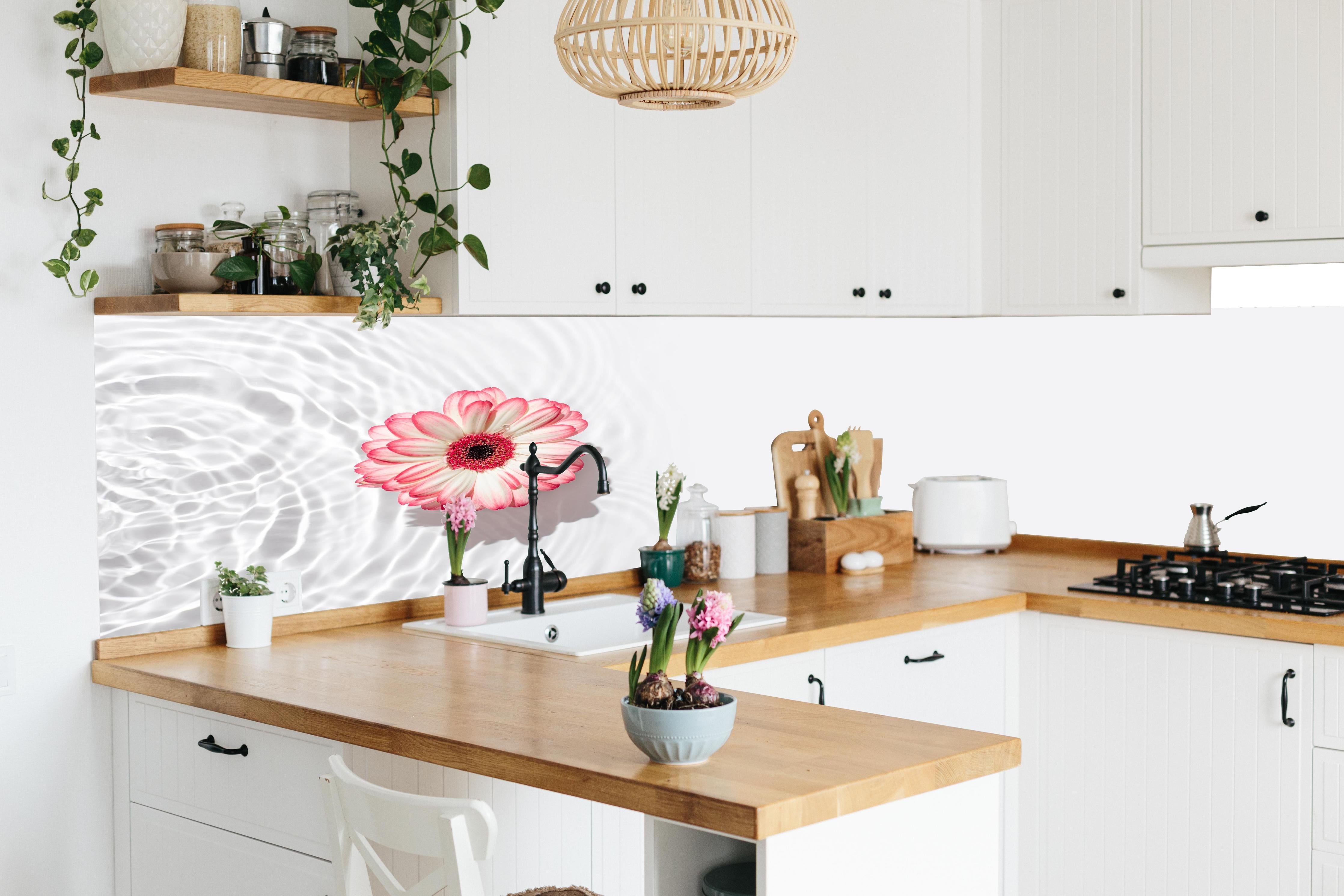 Küche - Weiß-Grau mit Rosa Gerbera in lebendiger Küche mit bunten Blumen