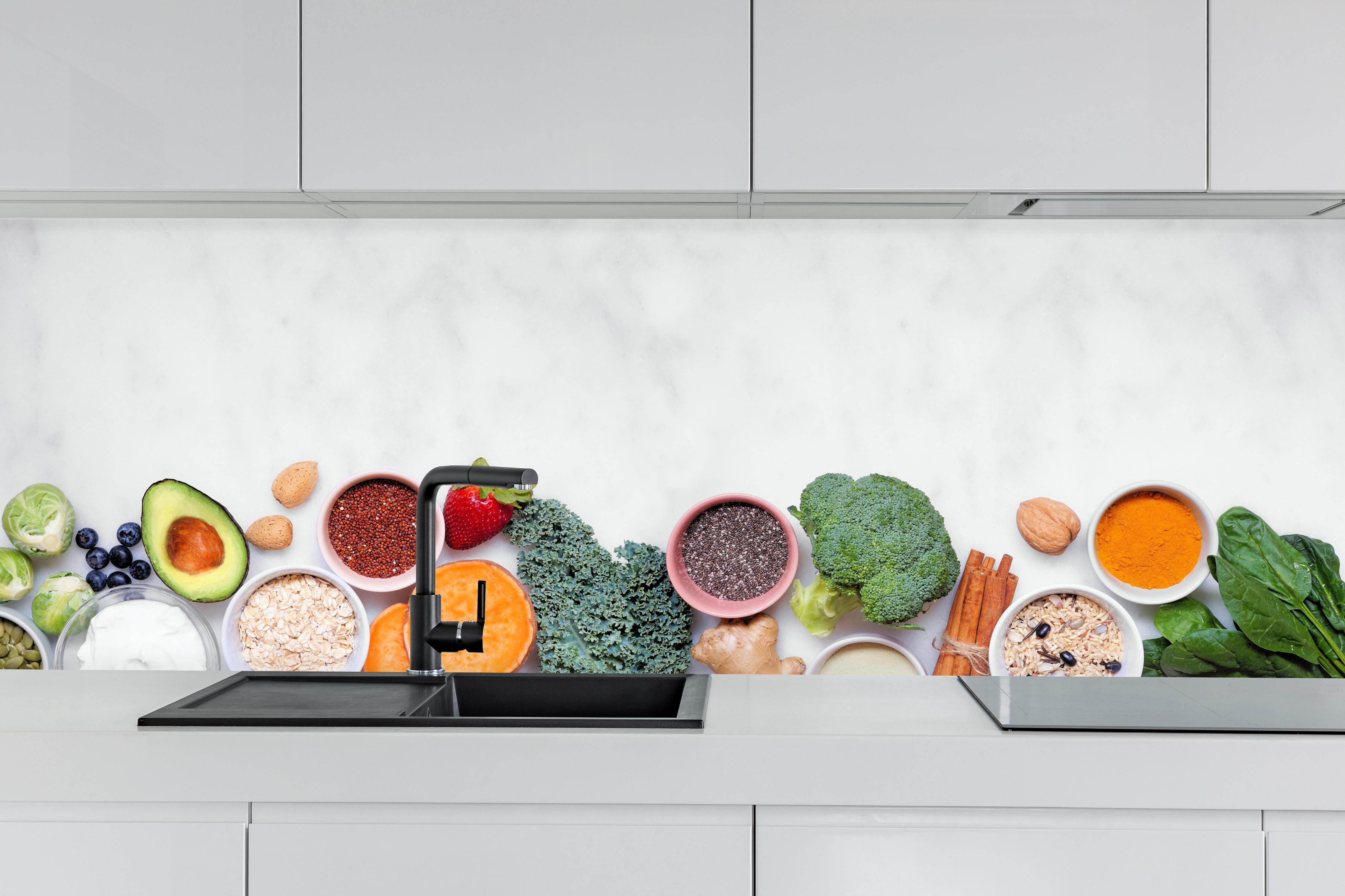 Küche - Weiß-Grün-Orange Küchenstillleben hinter weißen Hochglanz-Küchenregalen und schwarzem Wasserhahn