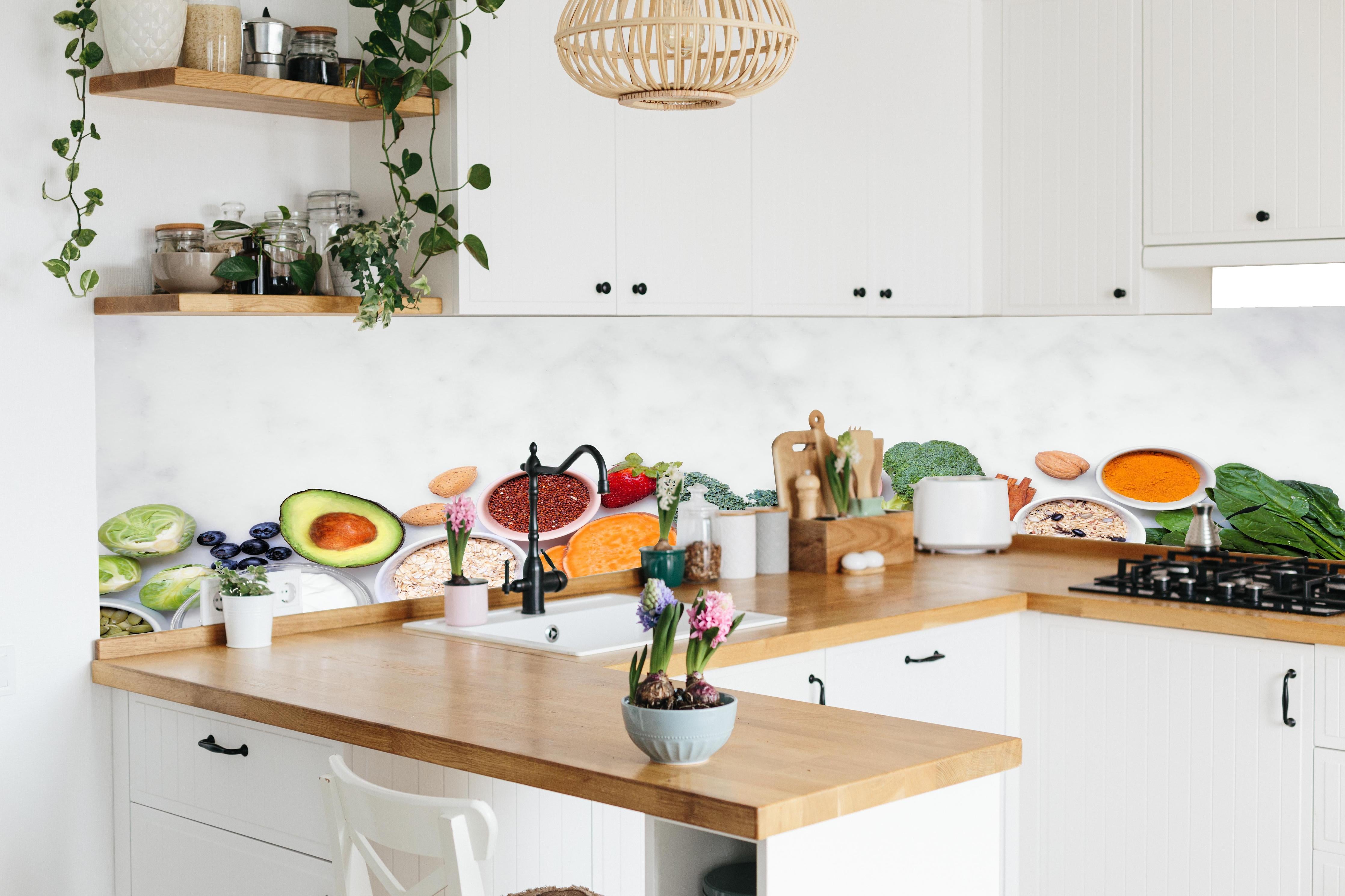 Küche - Weiß-Grün-Orange Küchenstillleben in lebendiger Küche mit bunten Blumen