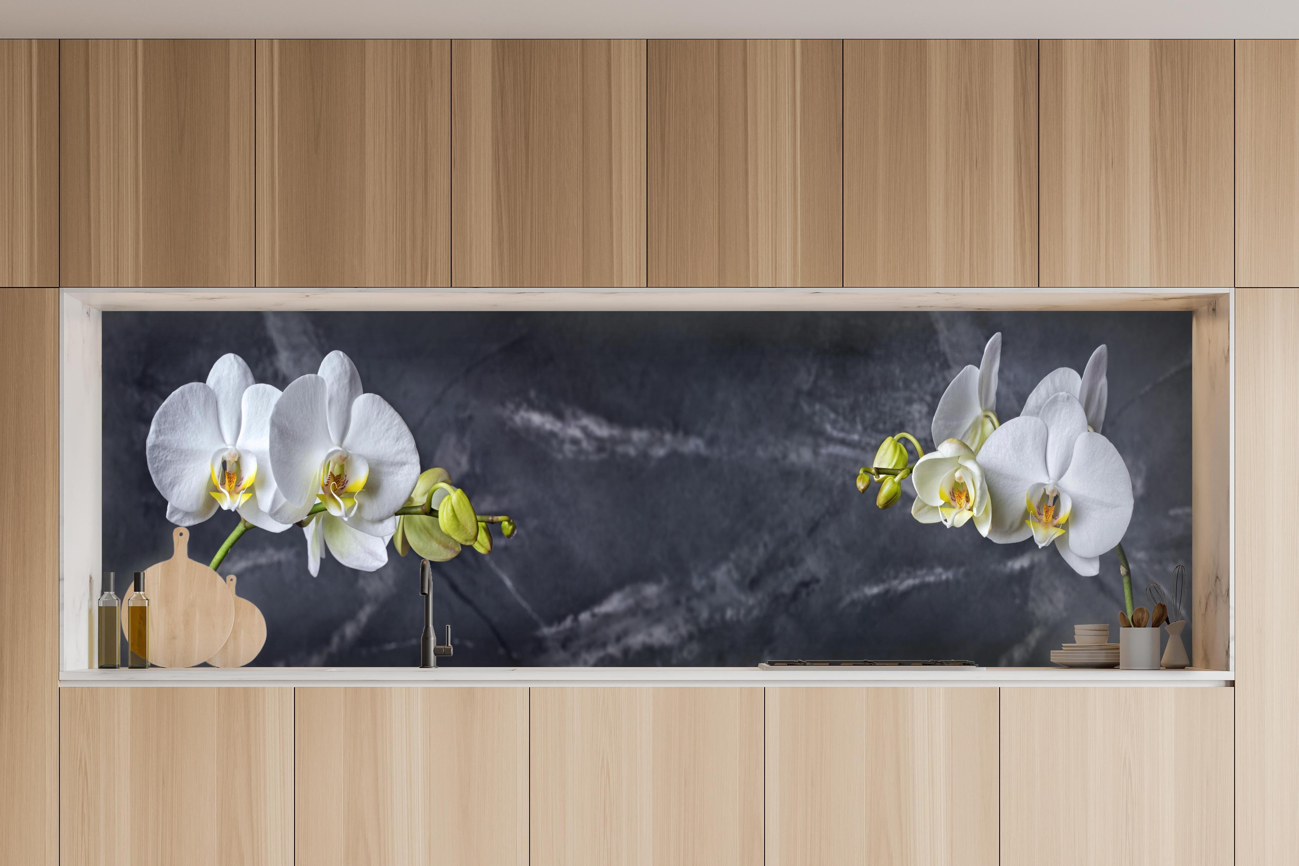 Küche - Weiße Orchideen auf Marmor in charakteristischer Vollholz-Küche mit modernem Gasherd