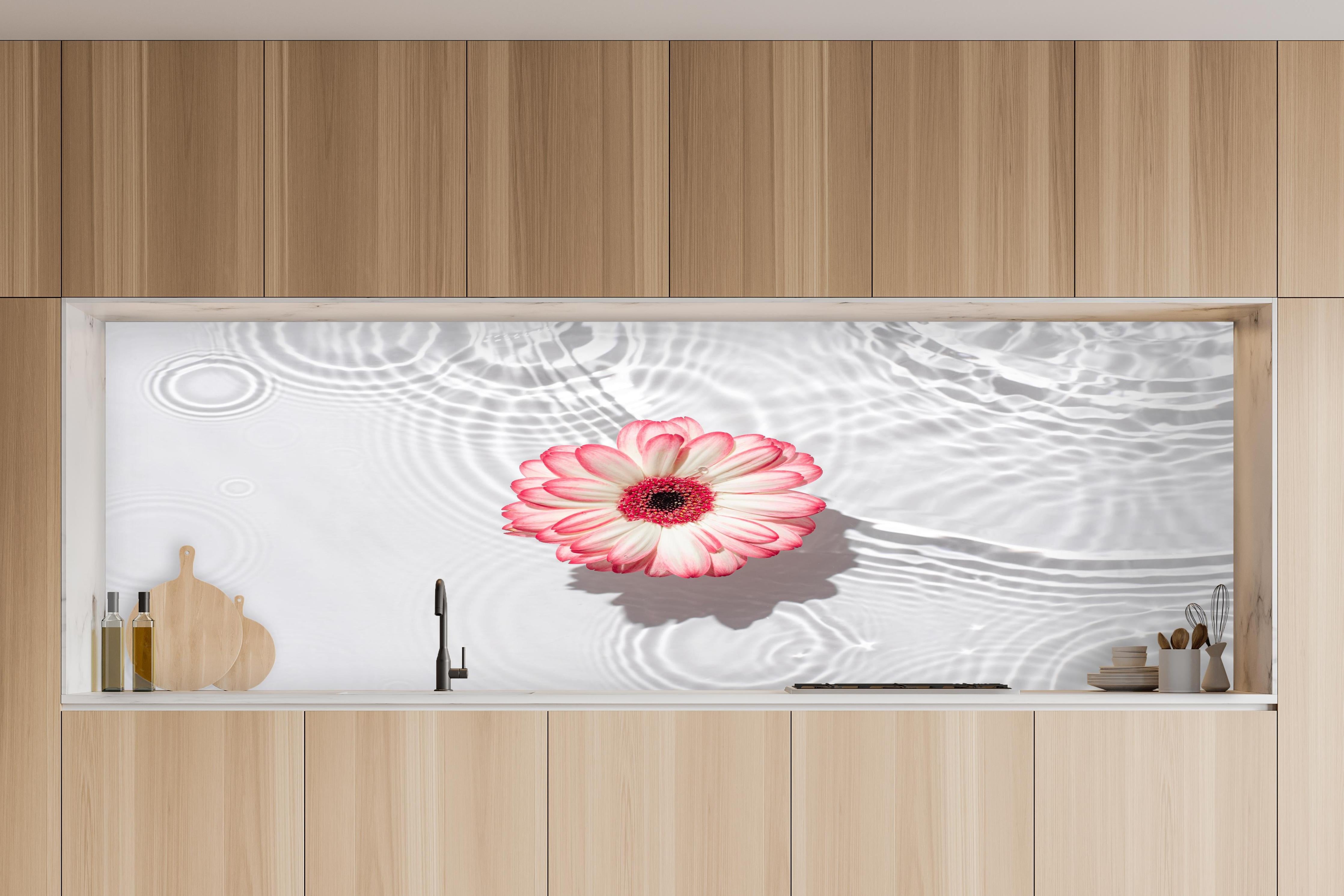 Küche - Weiße Wasserblume in Rosa in charakteristischer Vollholz-Küche mit modernem Gasherd