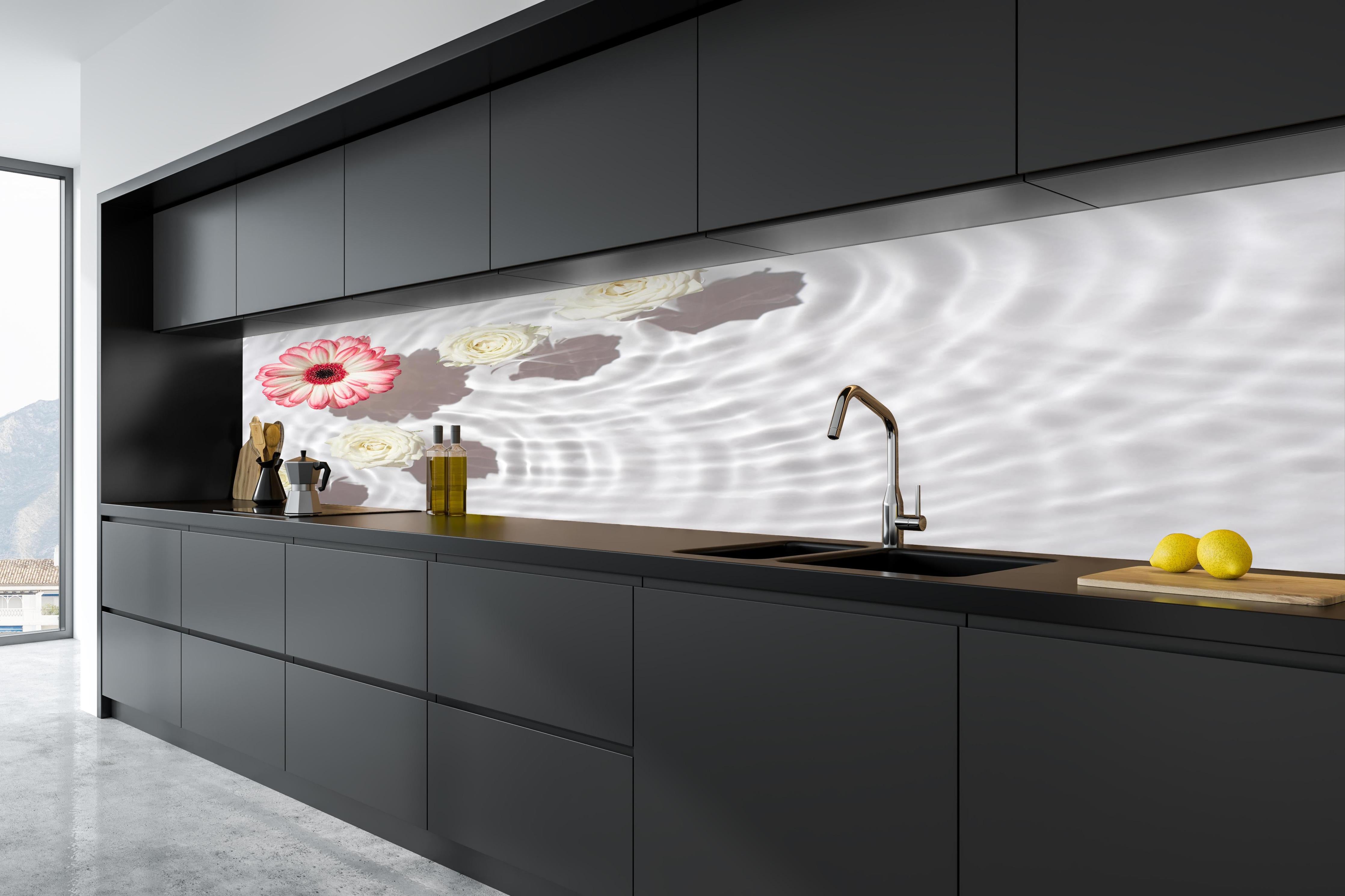 Küche - Weiße Wasserblumen mit Rosa-Akzent in tiefschwarzer matt-premium Einbauküche