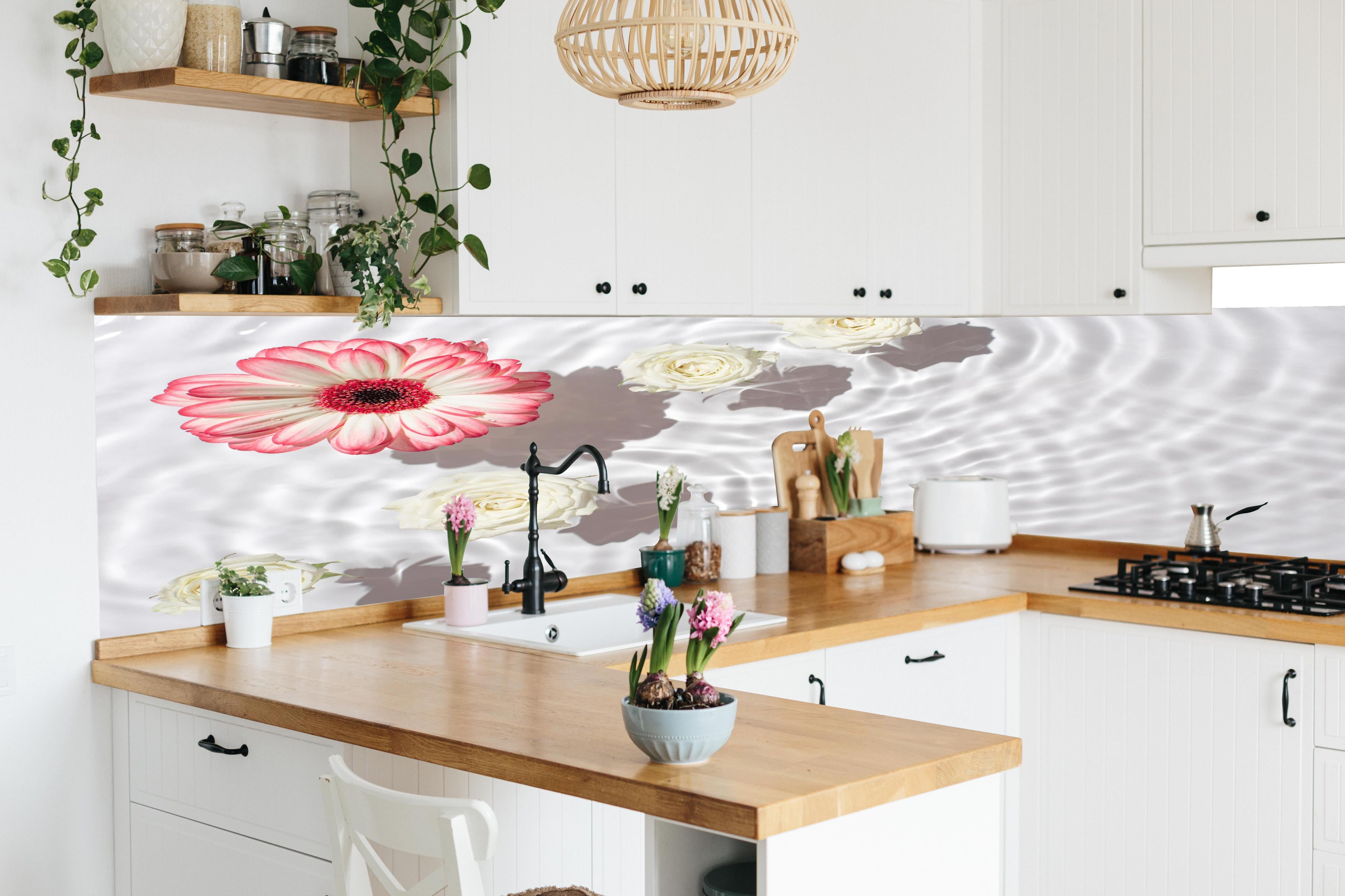Küche - Weiße Wasserblumen mit Rosa-Akzent in lebendiger Küche mit bunten Blumen