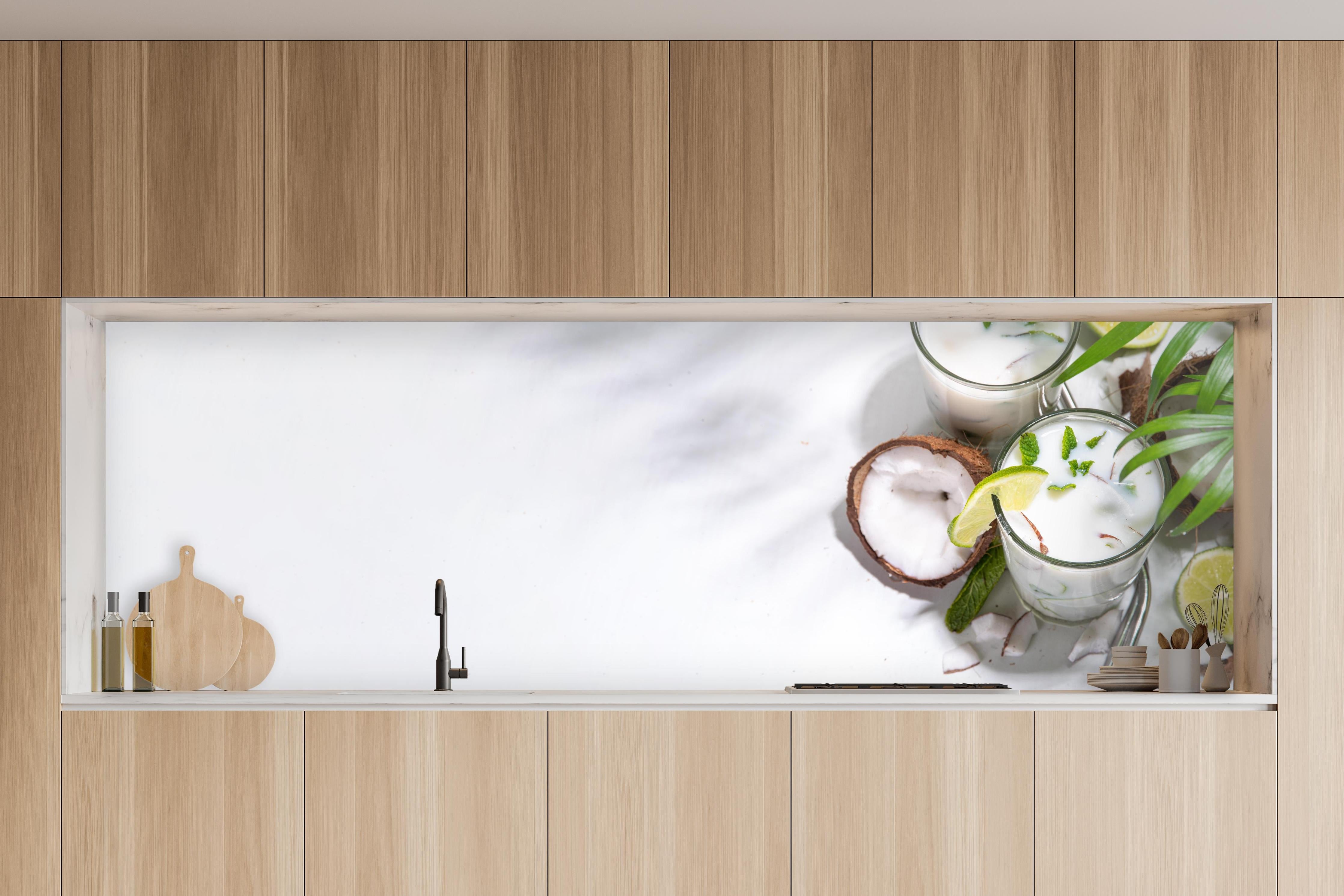 Küche - Weißer Kokosdrink mit Limette in charakteristischer Vollholz-Küche mit modernem Gasherd