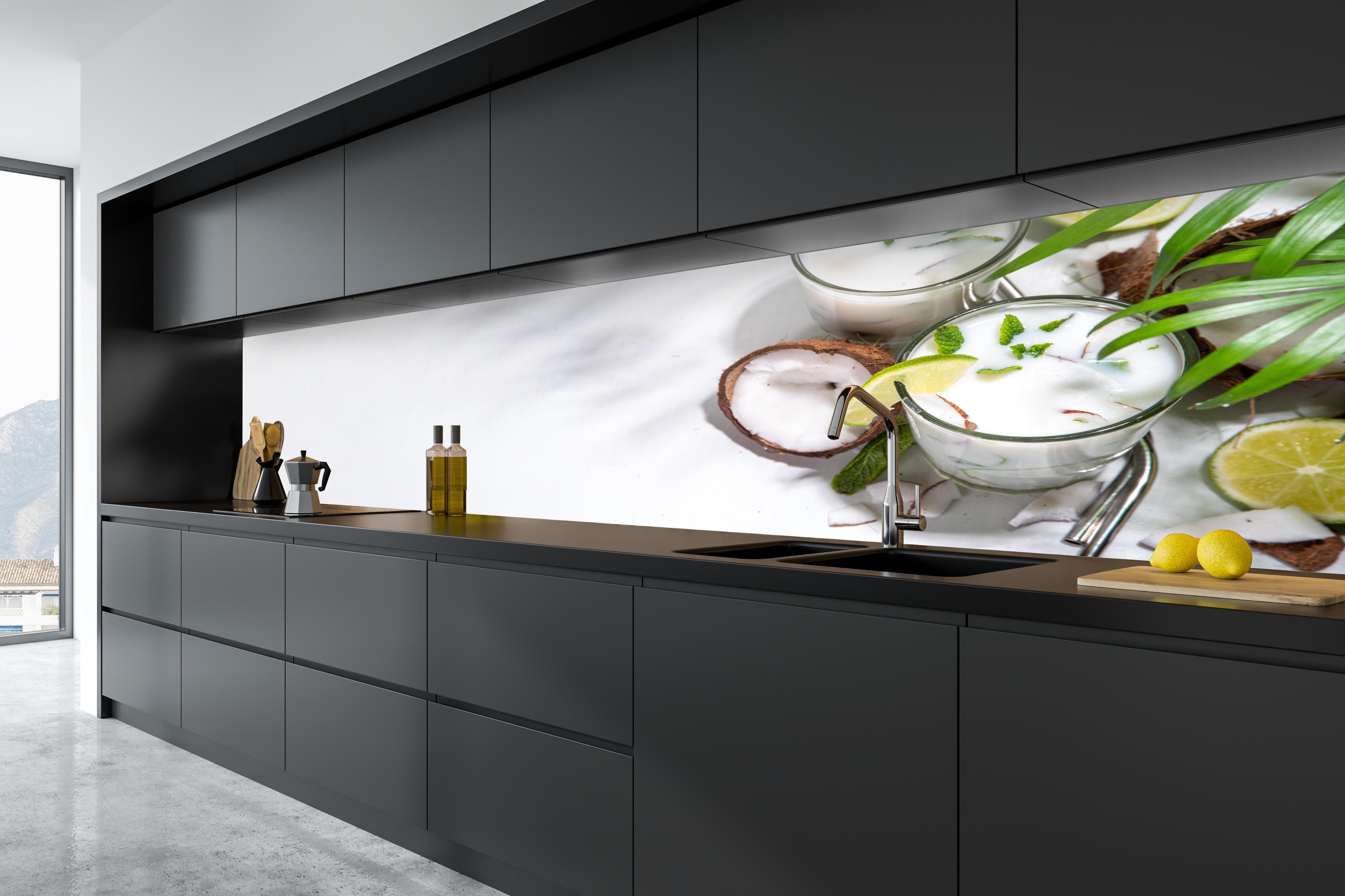 Küche - Weißer Kokosdrink mit Limette in tiefschwarzer matt-premium Einbauküche