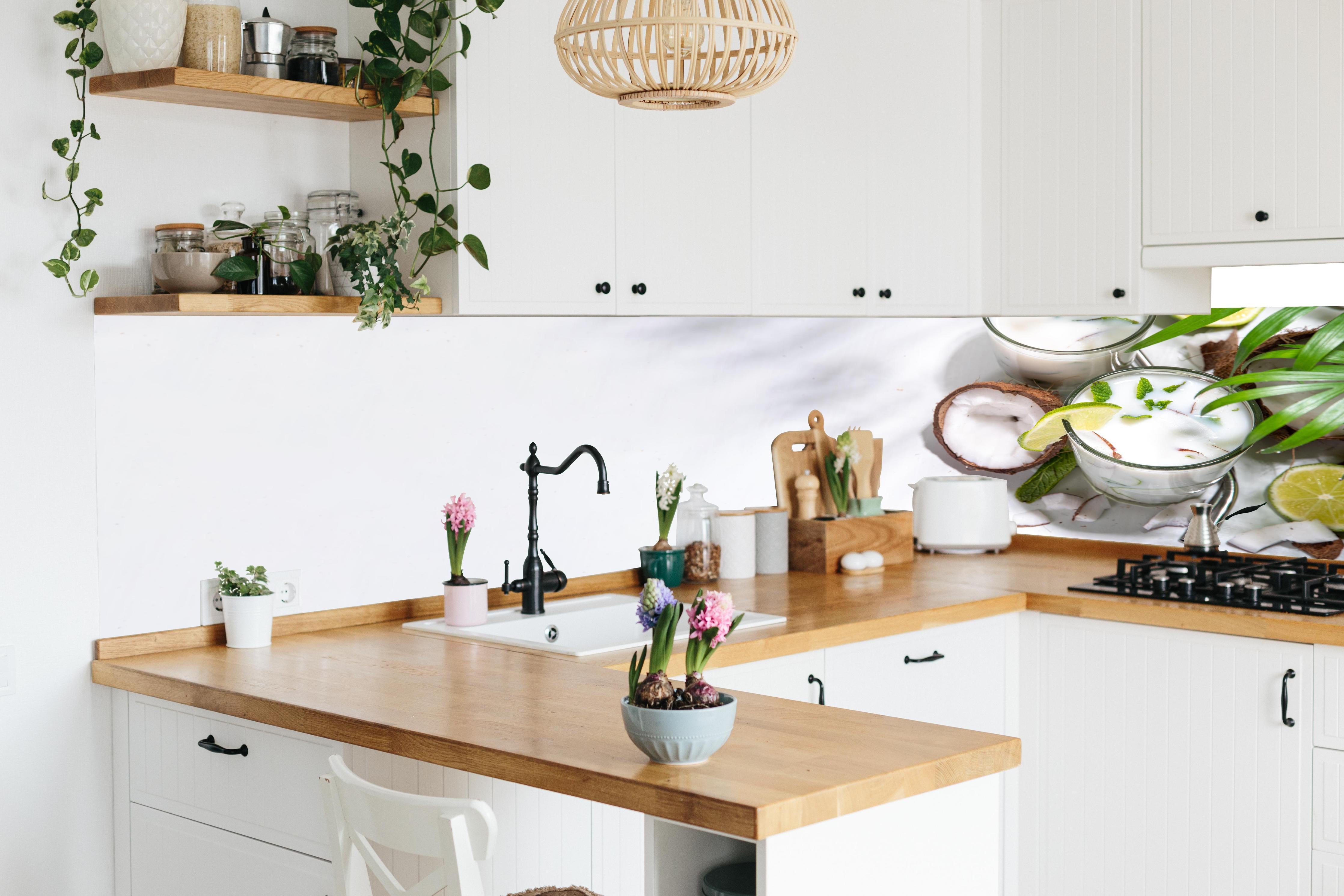 Küche - Weißer Kokosdrink mit Limette in lebendiger Küche mit bunten Blumen