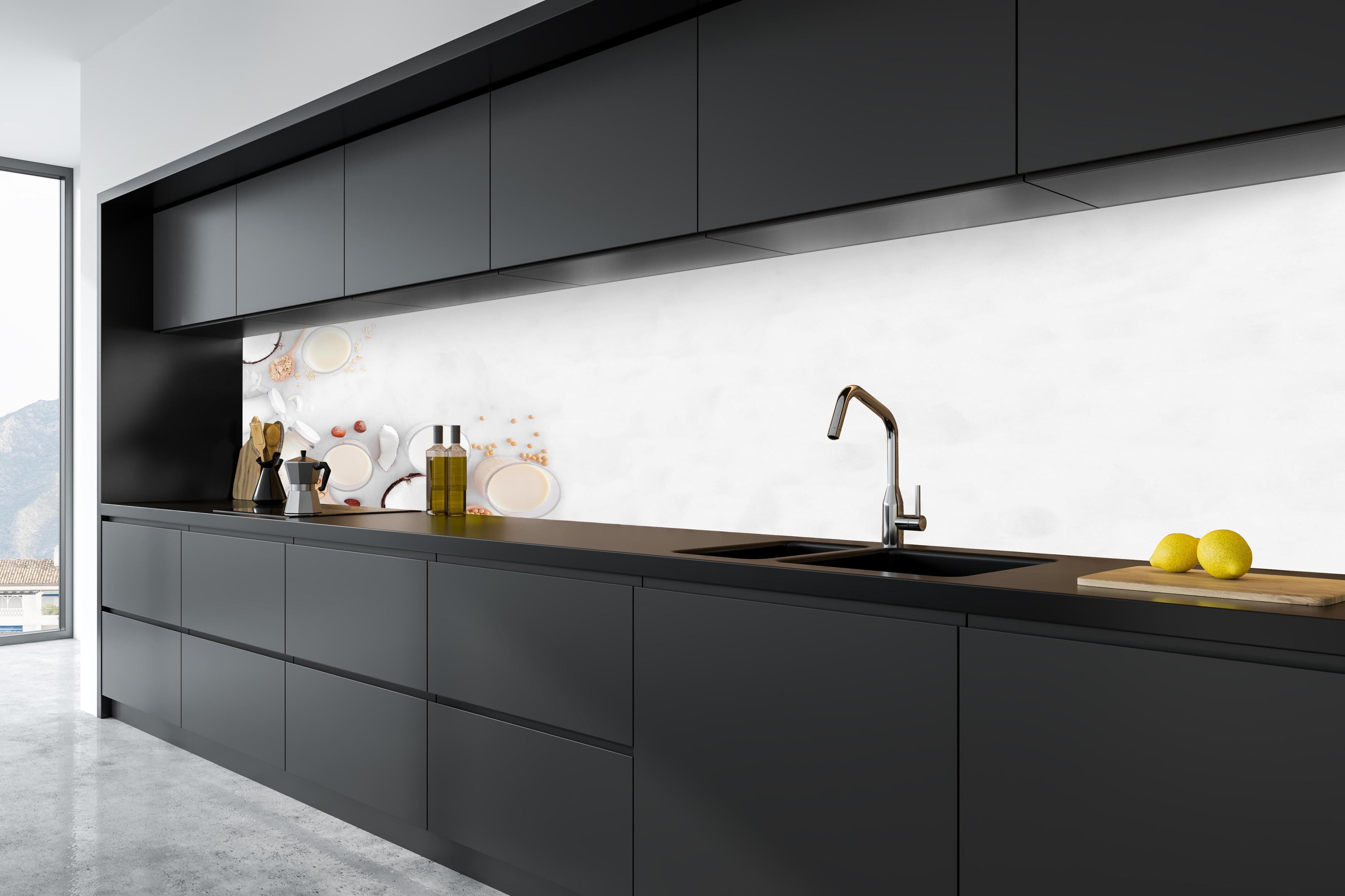 Küche - Weißes Pflanzenmilch-Stillleben in tiefschwarzer matt-premium Einbauküche