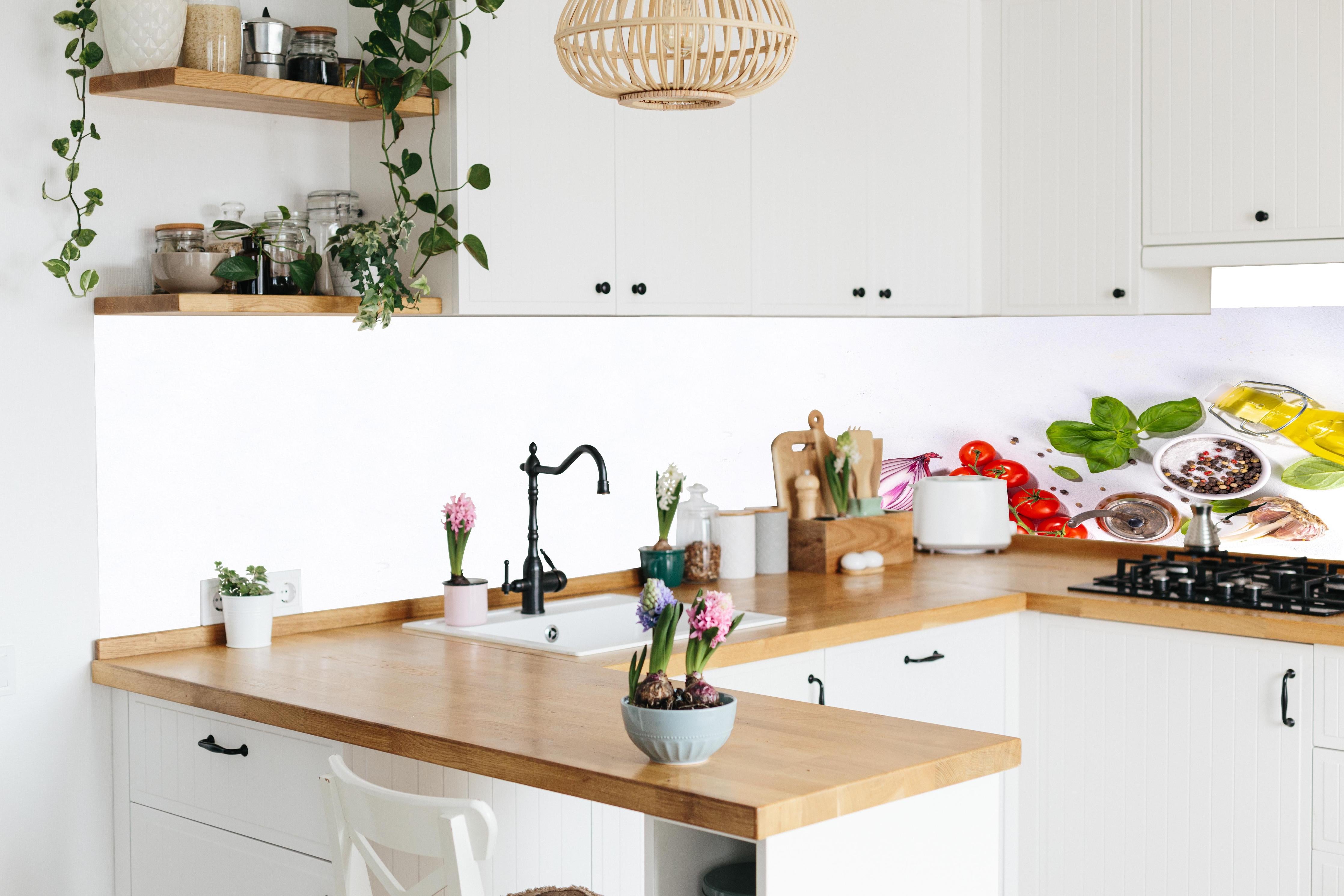 Küche - Weißes Tomaten-Kräuter Stillleben in lebendiger Küche mit bunten Blumen