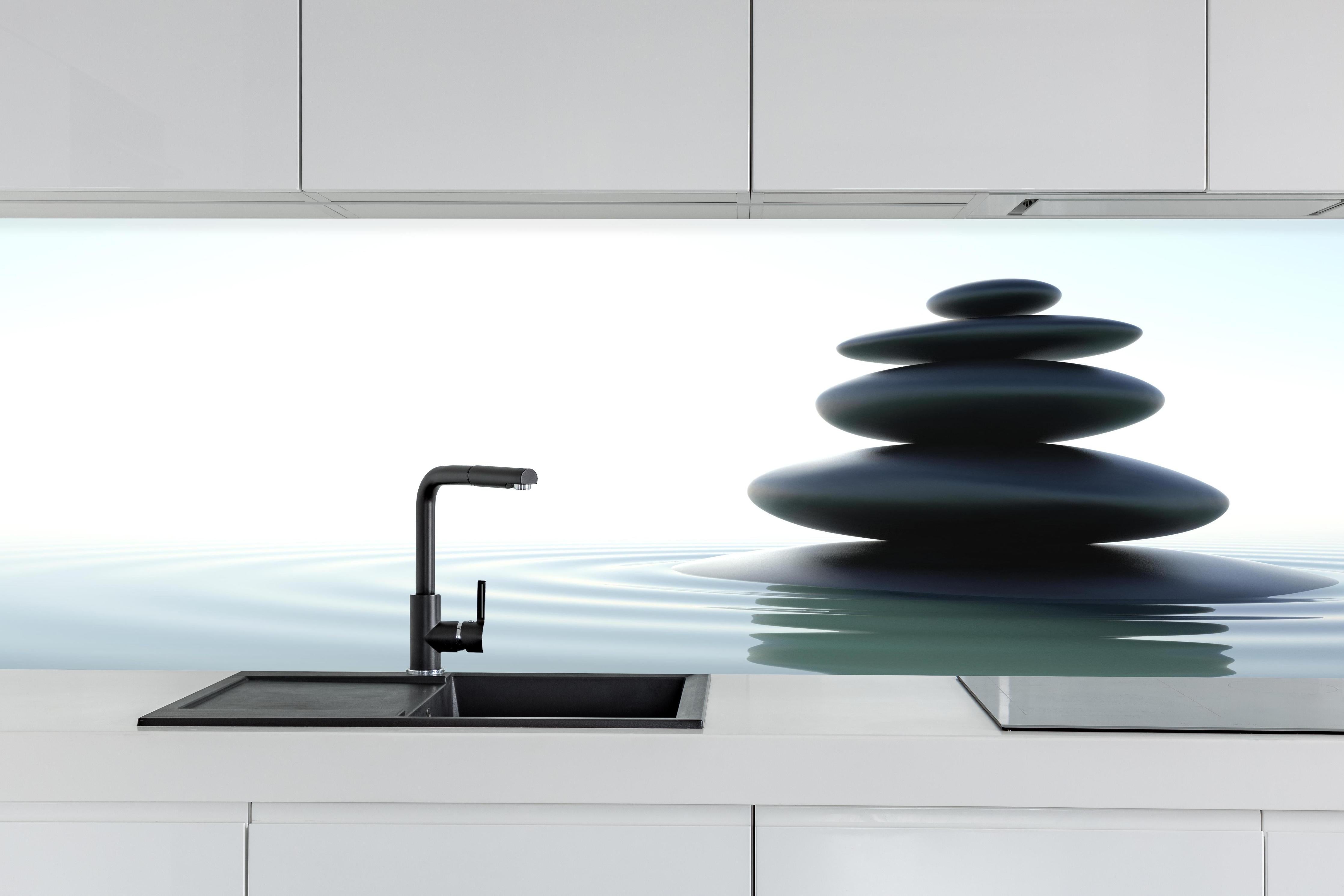 Küche - Zen-Steine Weiß-Grau hinter weißen Hochglanz-Küchenregalen und schwarzem Wasserhahn