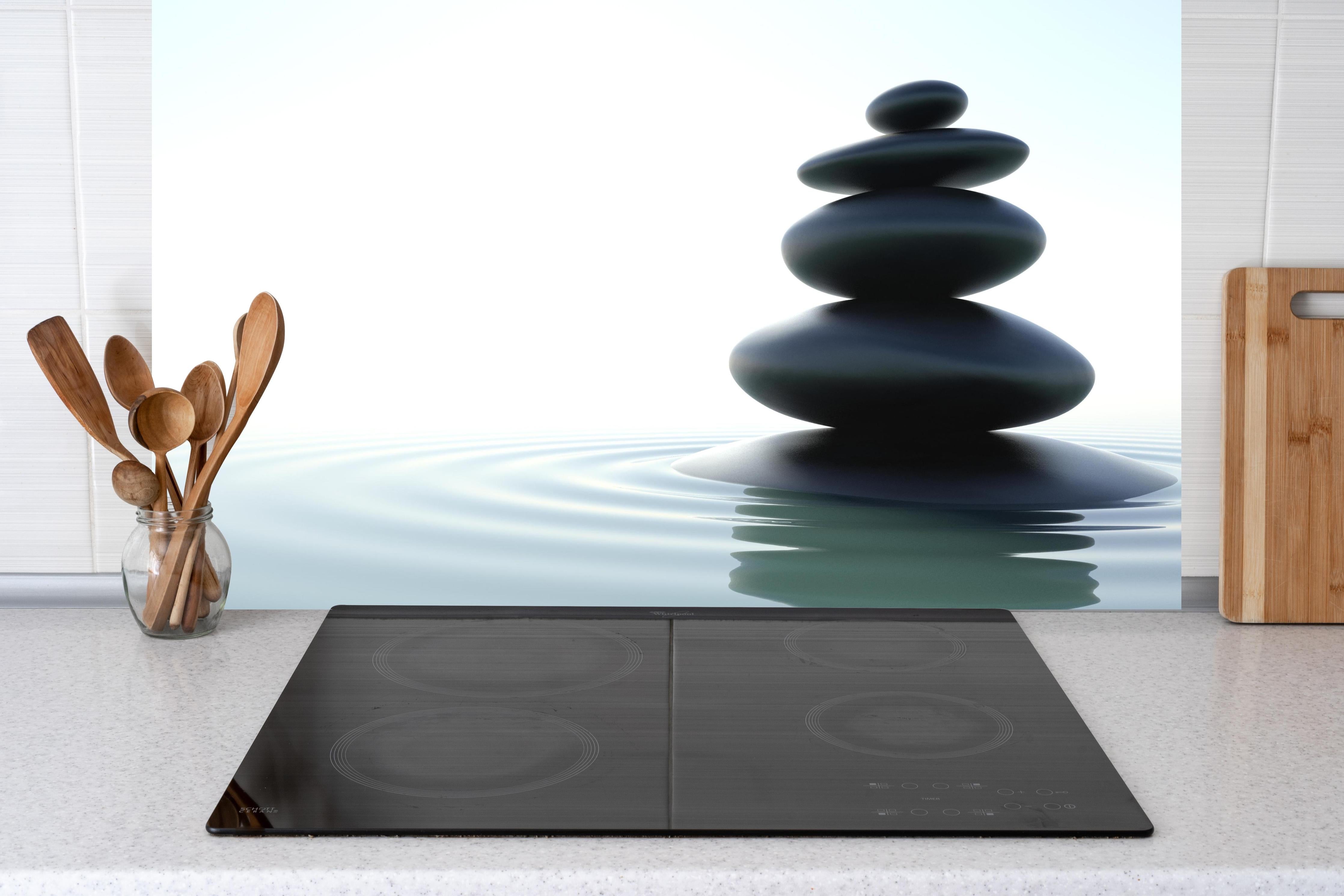 Küche - Zen-Steine Weiß-Grau hinter Cerankochfeld und Holz-Kochutensilien