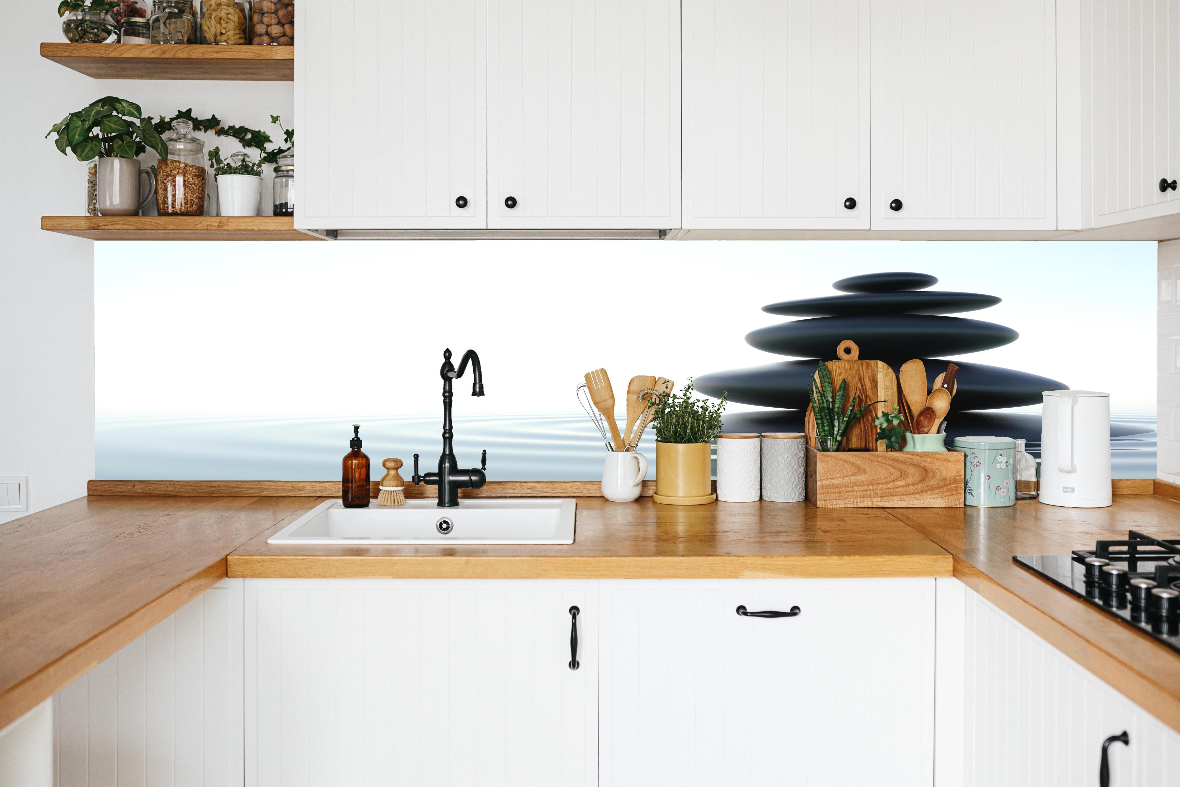 Küche - Zen-Steine Weiß-Grau in weißer Küche hinter Gewürzen und Kochlöffeln aus Holz