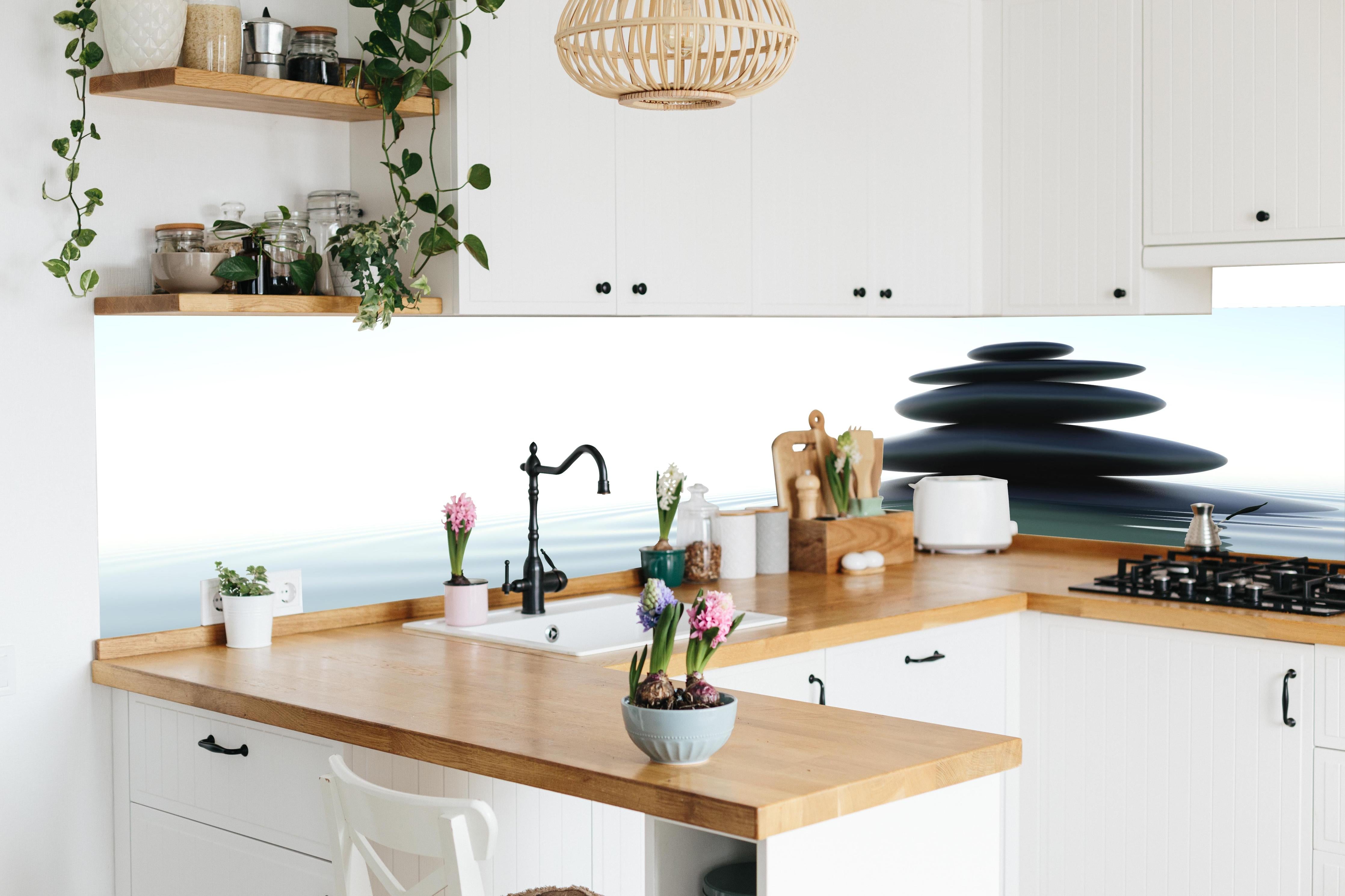 Küche - Zen-Steine Weiß-Grau in lebendiger Küche mit bunten Blumen