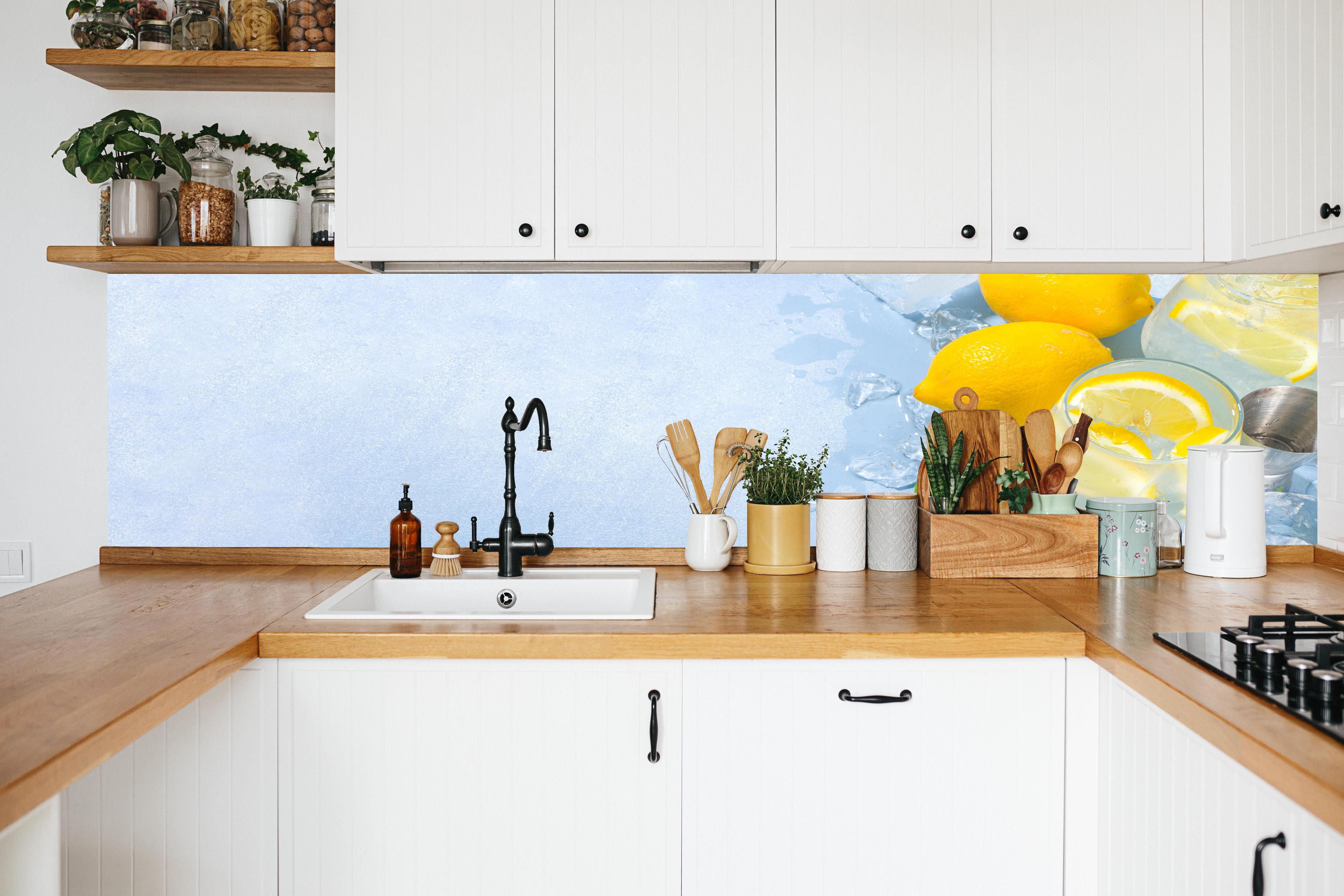 Küche - Zitrone Limette Erfrischung Weiß-Türkis in weißer Küche hinter Gewürzen und Kochlöffeln aus Holz