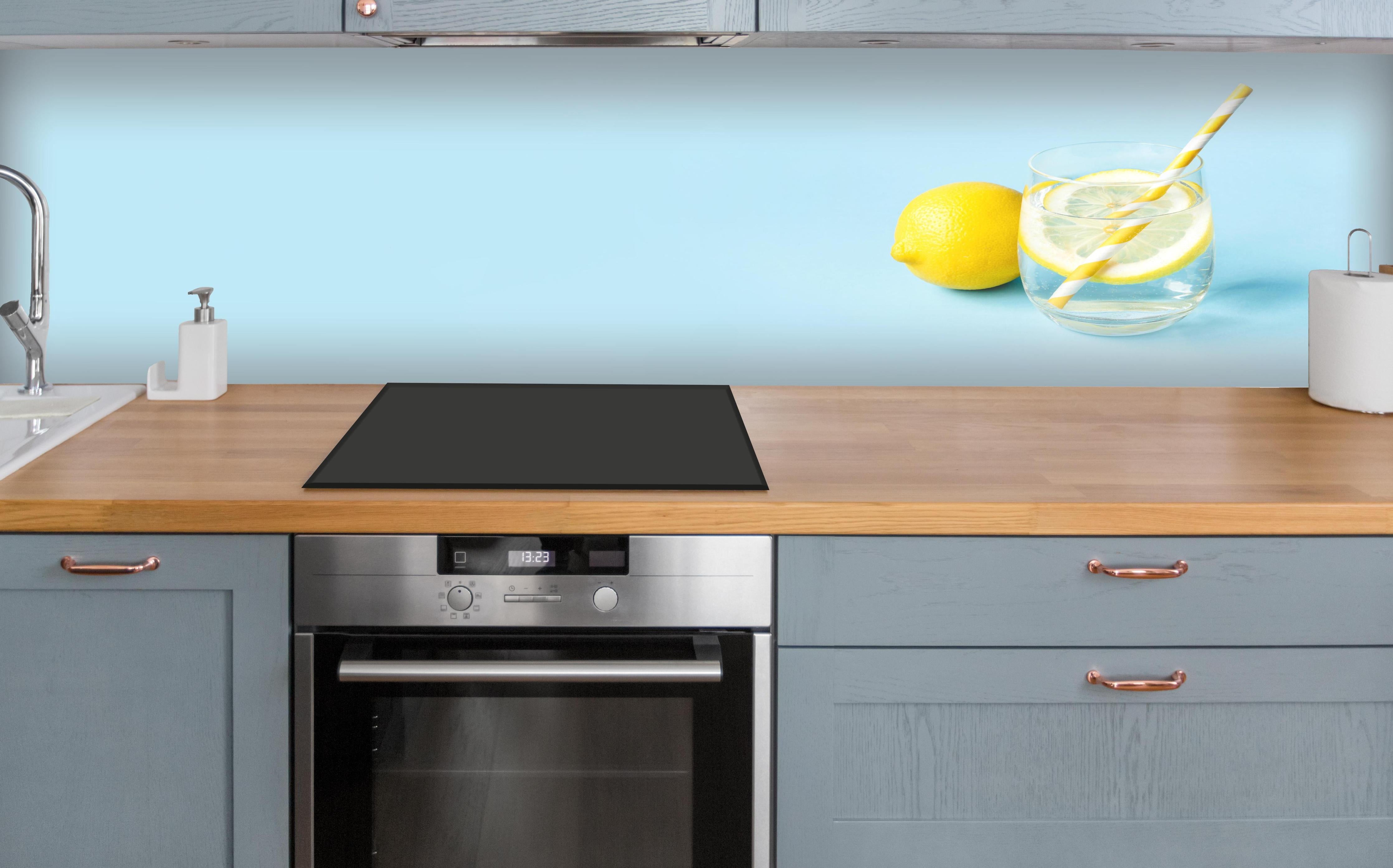Küche - Zitrone Limette auf Blau über polierter Holzarbeitsplatte mit Cerankochfeld