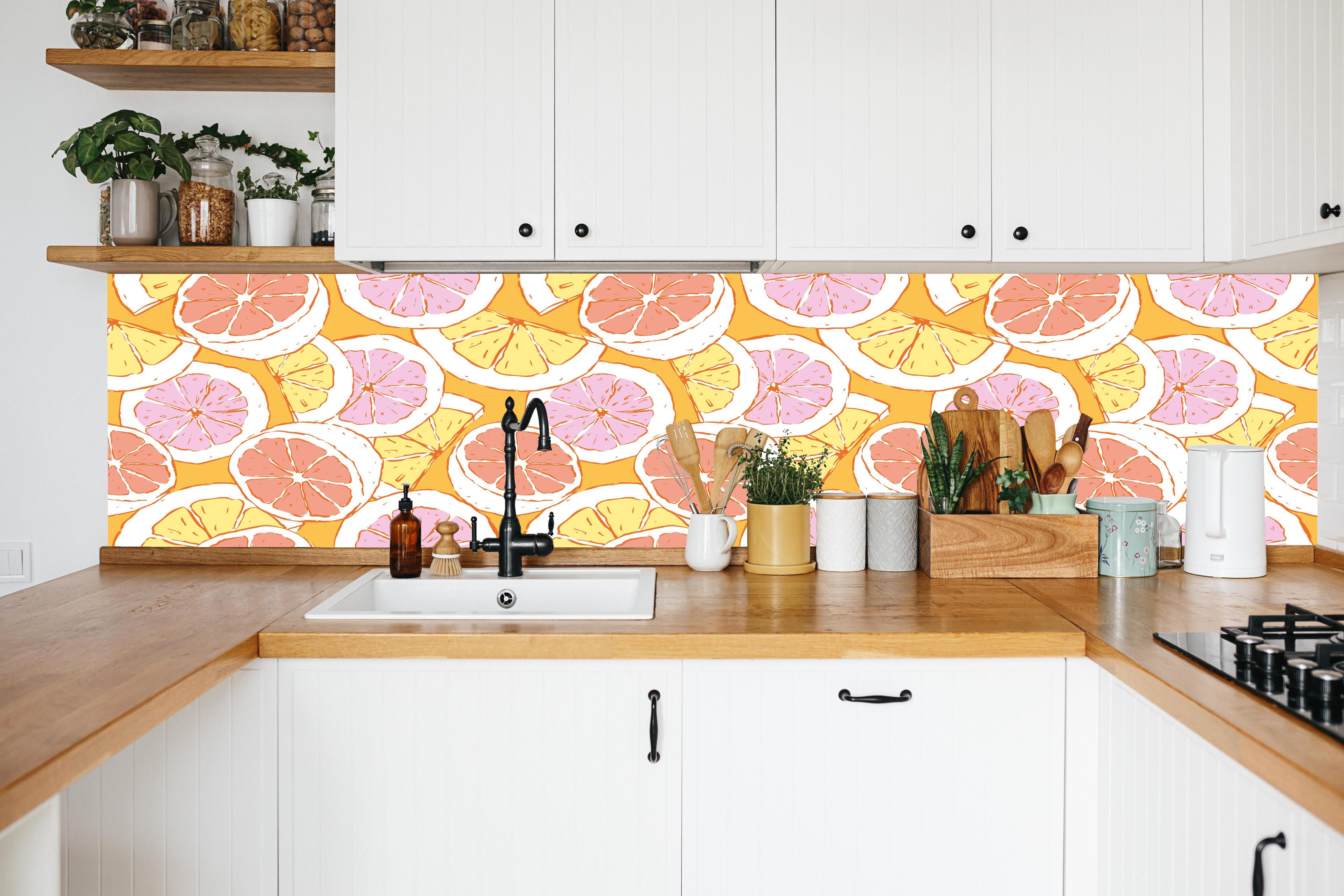 Küche - Zitronen-Grapefruit Pastellmuster in weißer Küche hinter Gewürzen und Kochlöffeln aus Holz