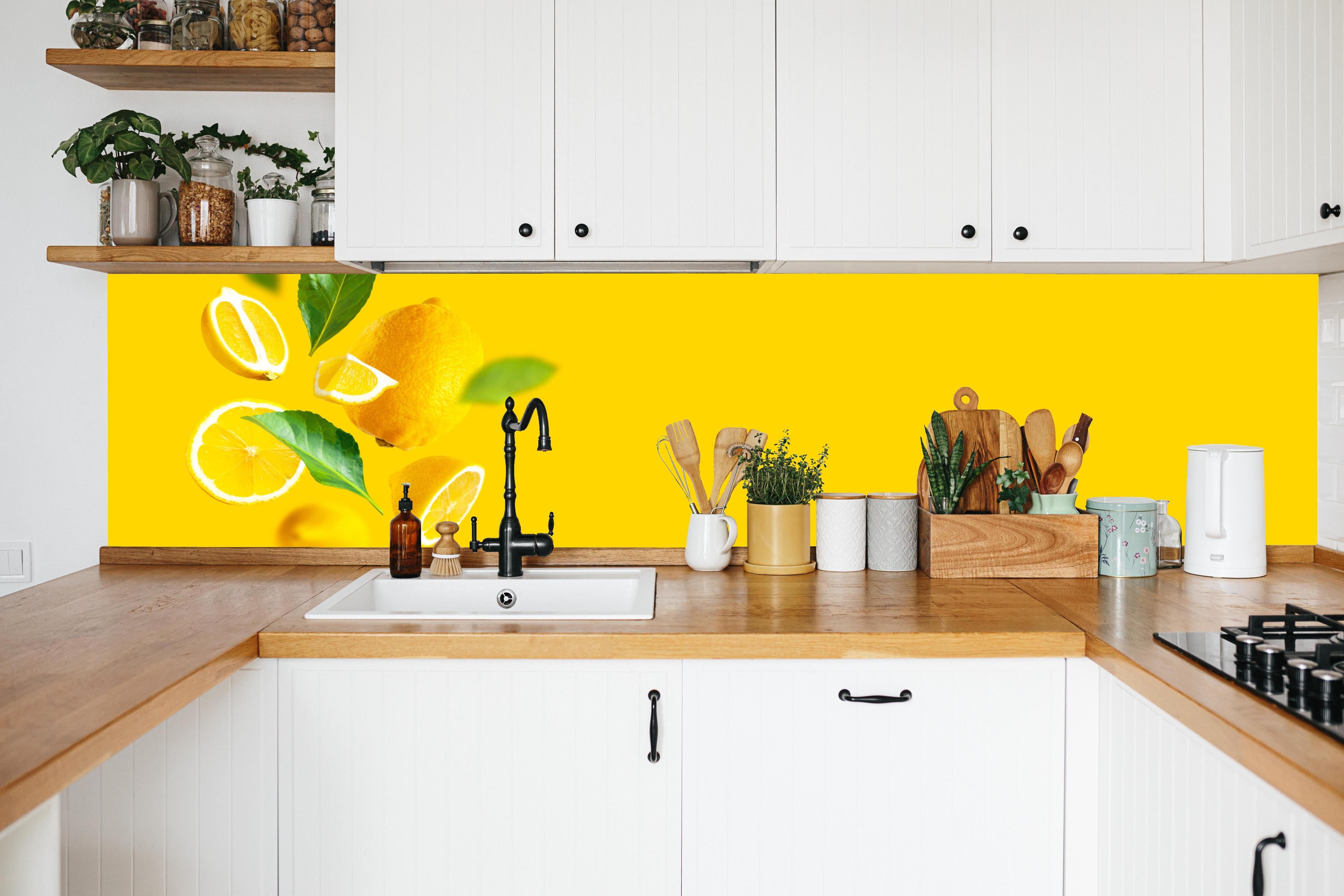 Küche - Zitronen Limetten Gelber Hintergrund in weißer Küche hinter Gewürzen und Kochlöffeln aus Holz