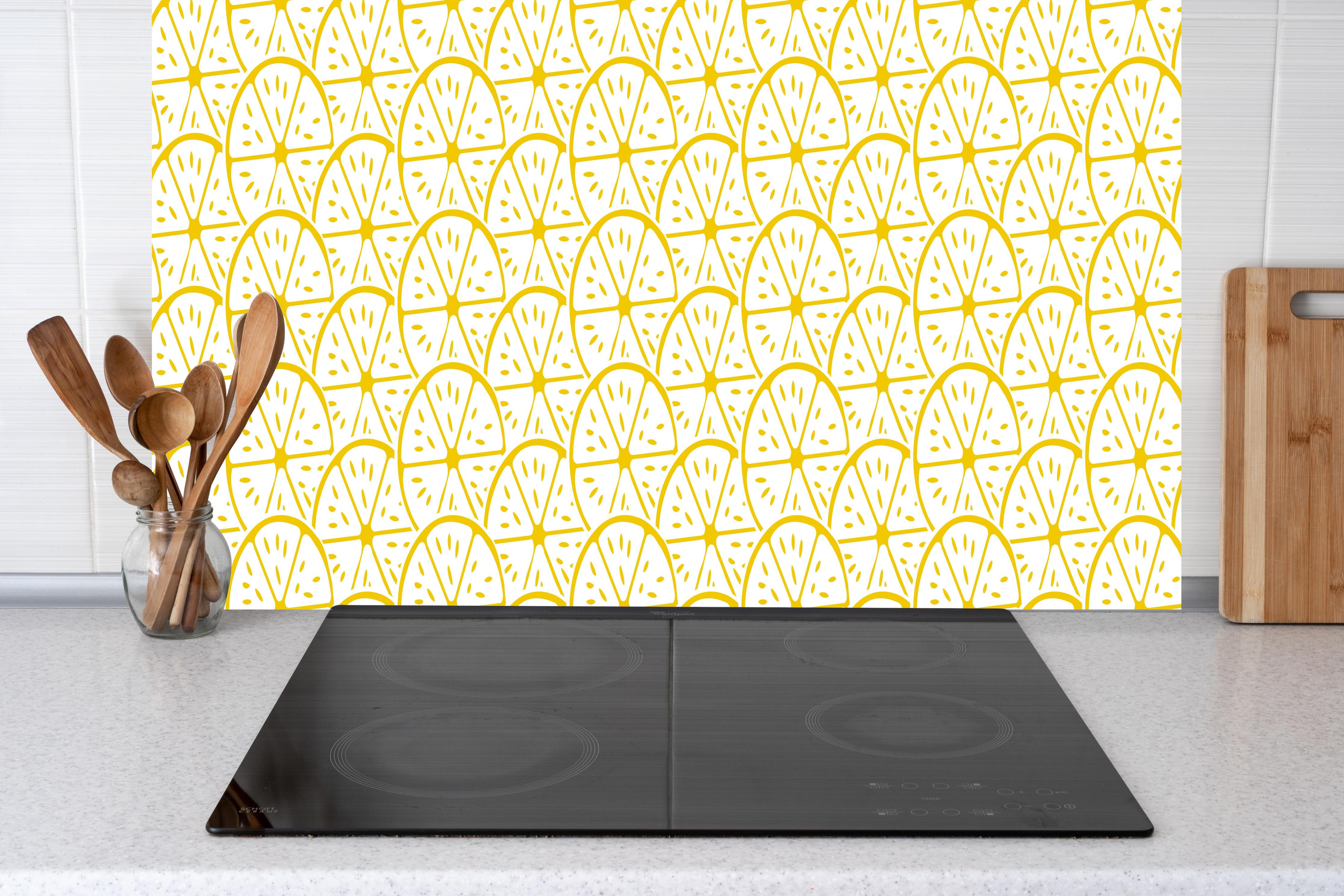 Küche - Zitronen-Motiv Gelb Weiß hinter Cerankochfeld und Holz-Kochutensilien