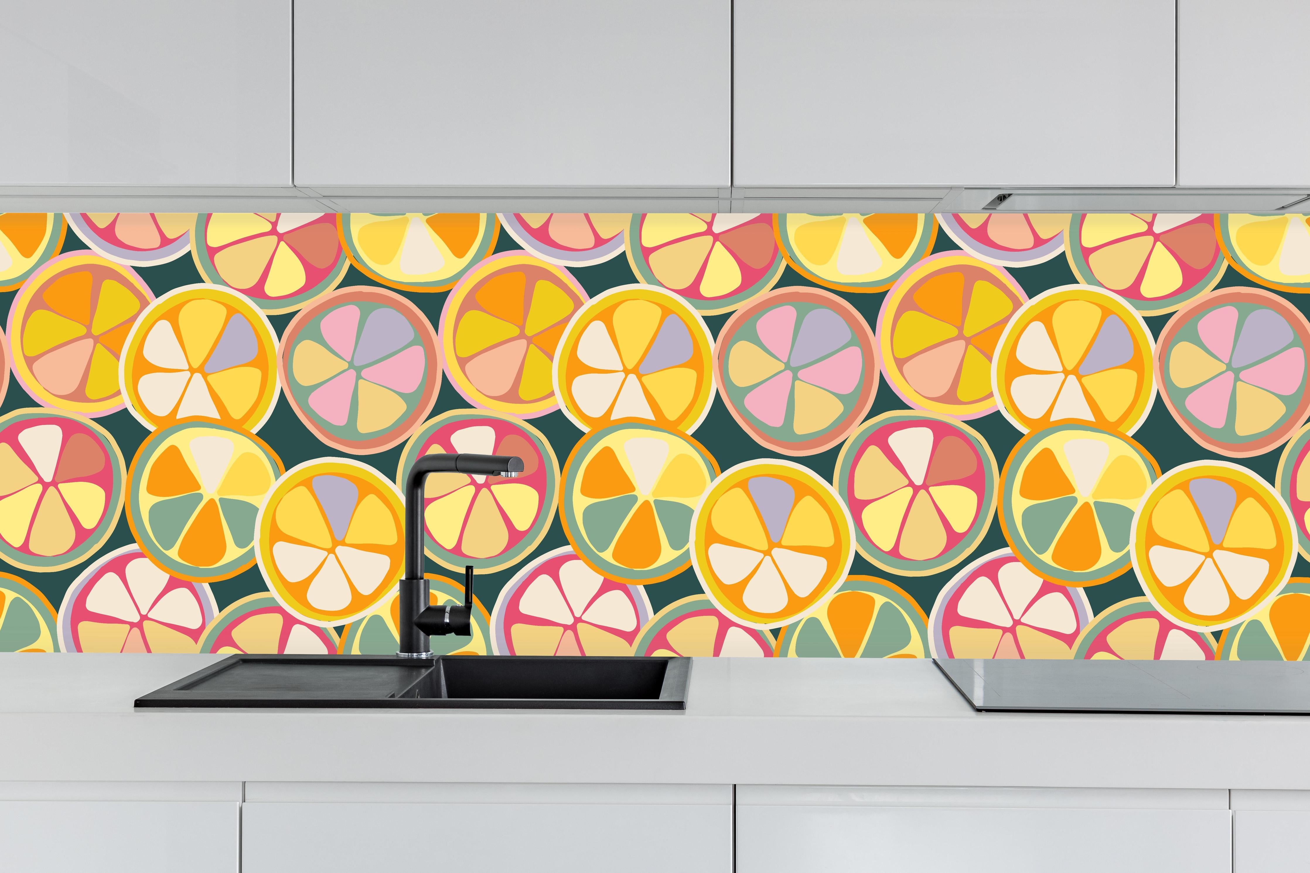 Küche - Zitronen-Scheiben Gelb-Orange Muster hinter weißen Hochglanz-Küchenregalen und schwarzem Wasserhahn
