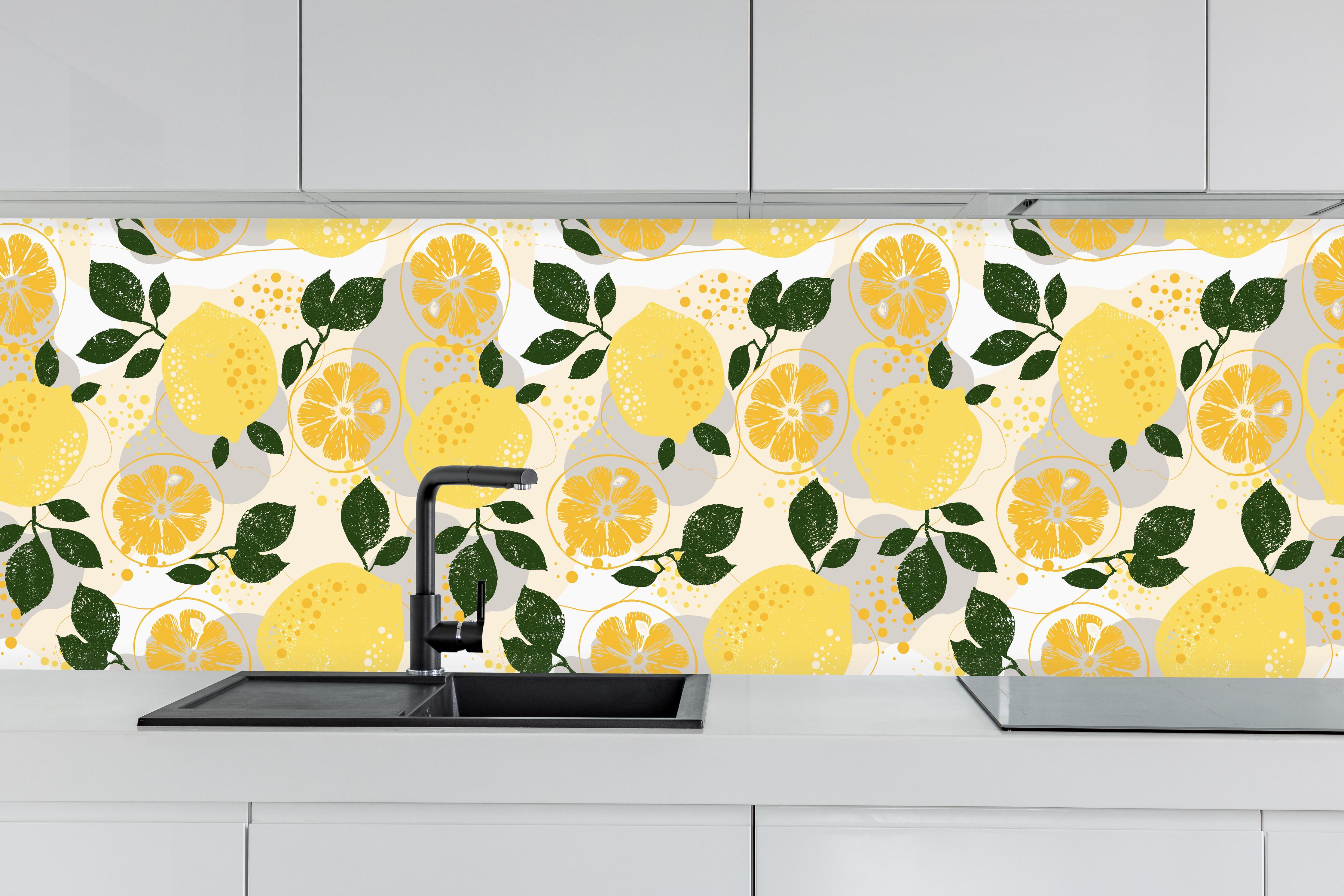Küche - Zitronenmuster Gelb-Grün hinter weißen Hochglanz-Küchenregalen und schwarzem Wasserhahn