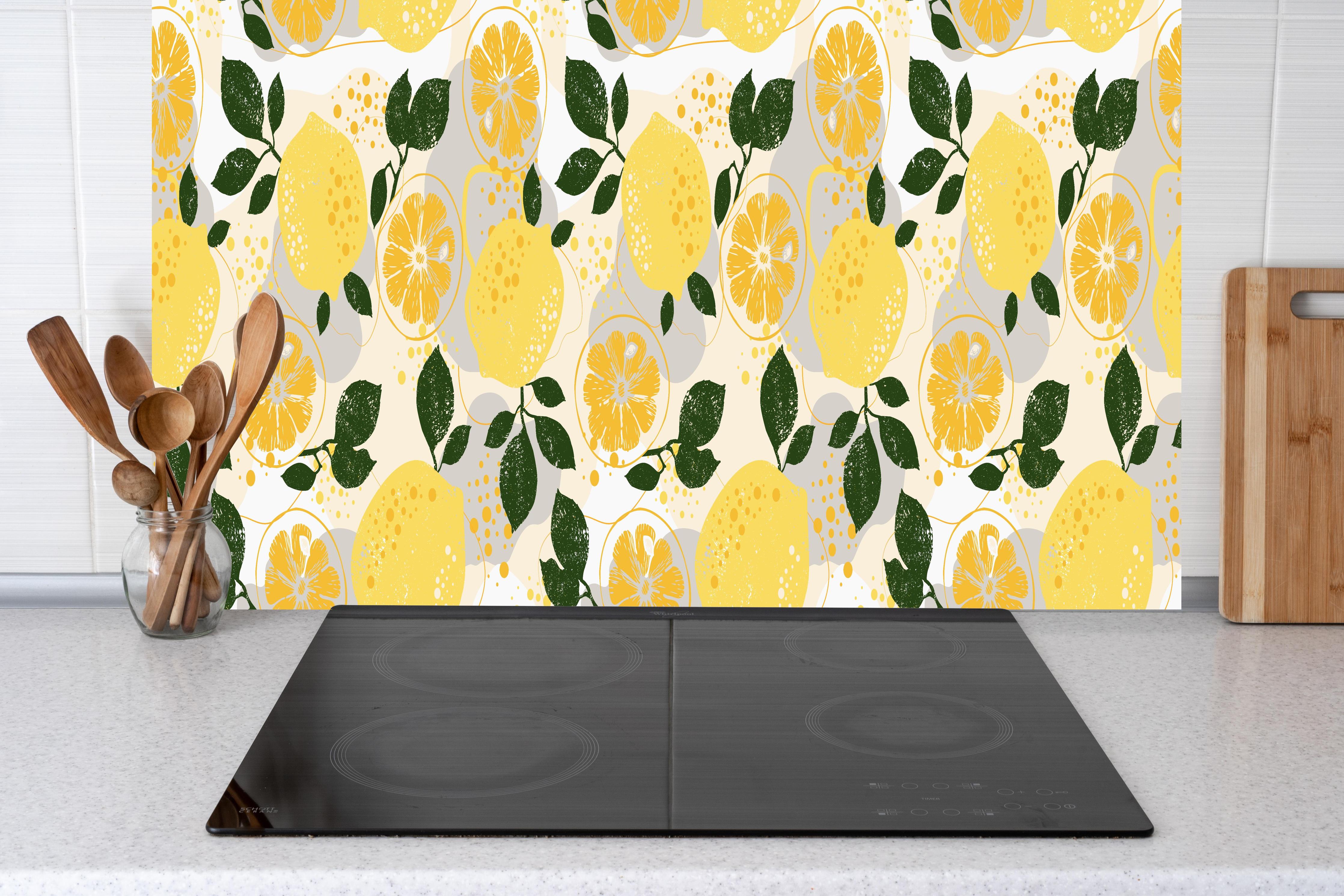 Küche - Zitronenmuster Gelb-Grün hinter Cerankochfeld und Holz-Kochutensilien