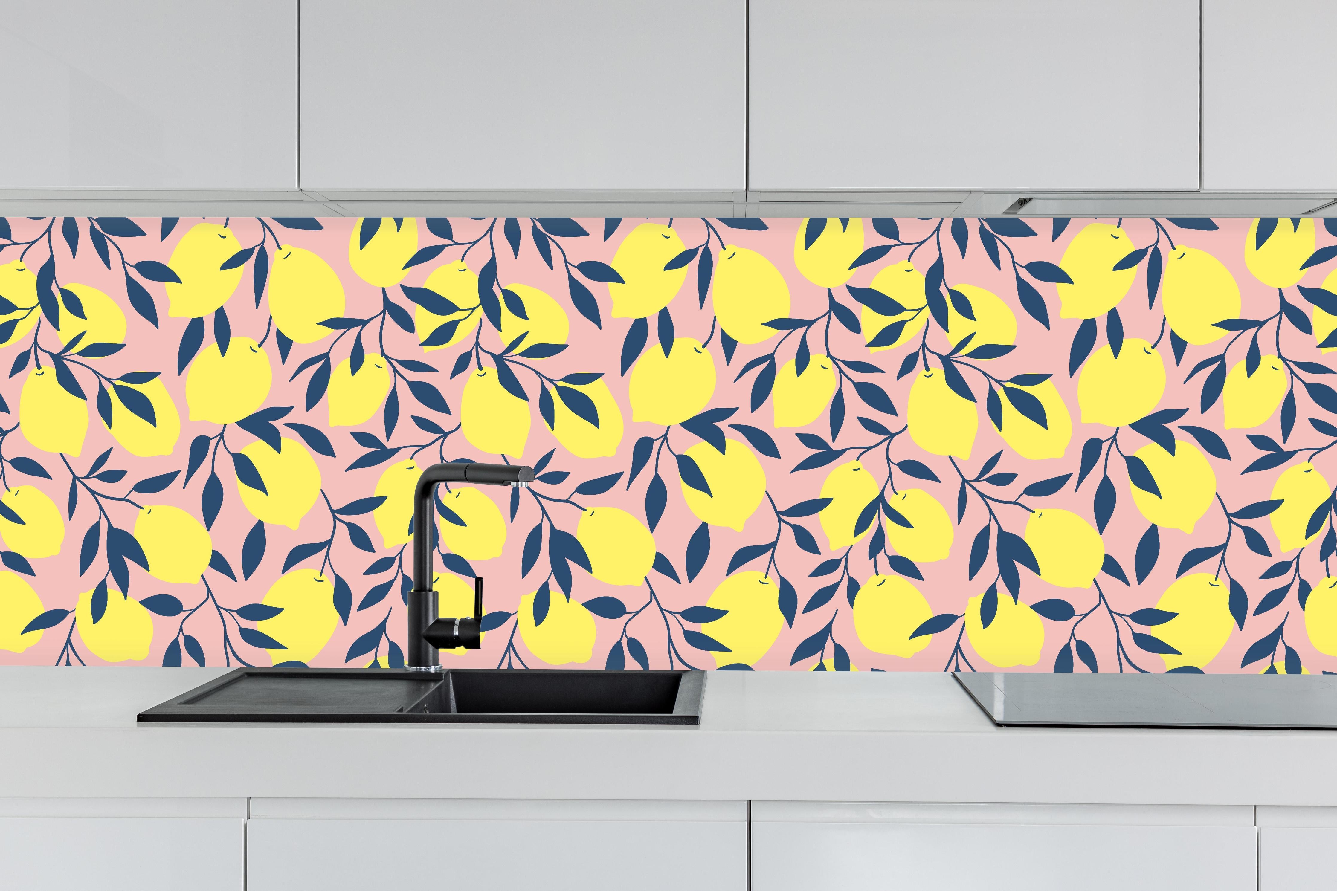 Küche - Zitronenmuster Gelb Rosa hinter weißen Hochglanz-Küchenregalen und schwarzem Wasserhahn