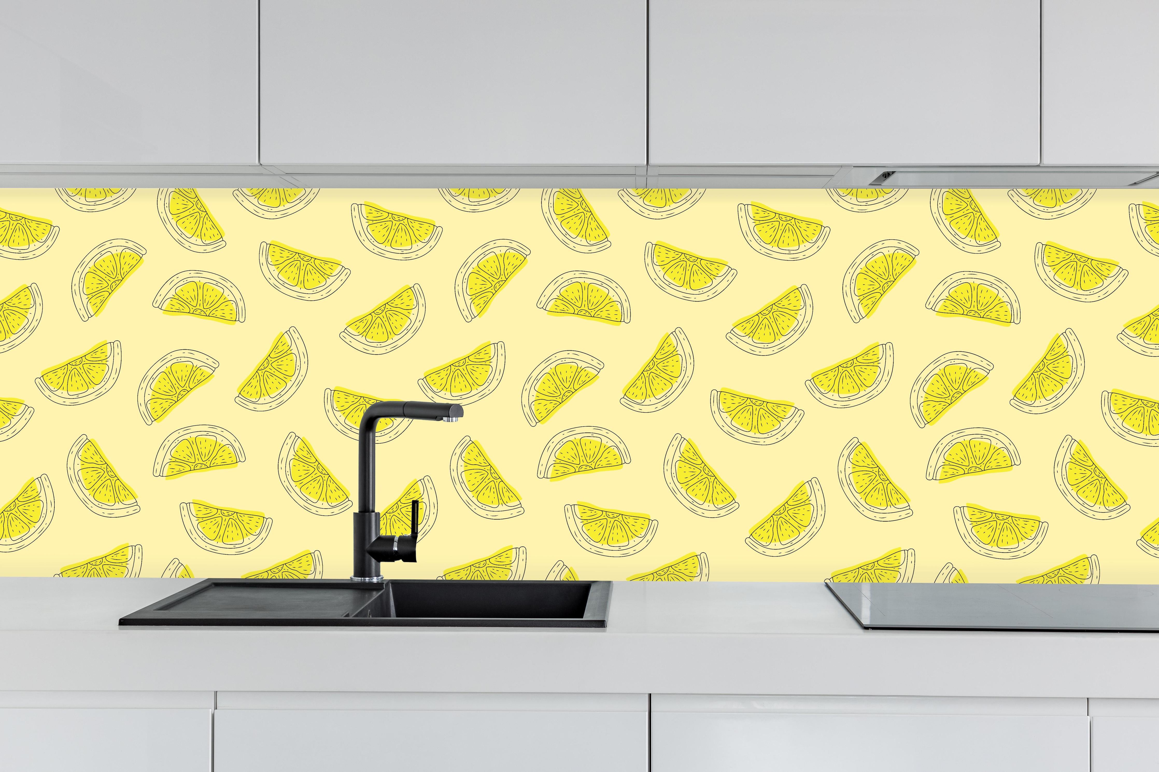 Küche - Zitronenmuster Helle Zitronenscheiben hinter weißen Hochglanz-Küchenregalen und schwarzem Wasserhahn